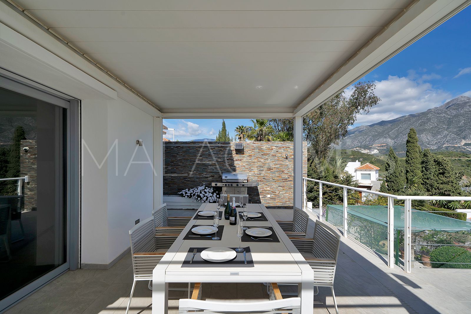 Villa for sale in Las Lomas de Nueva Andalucia