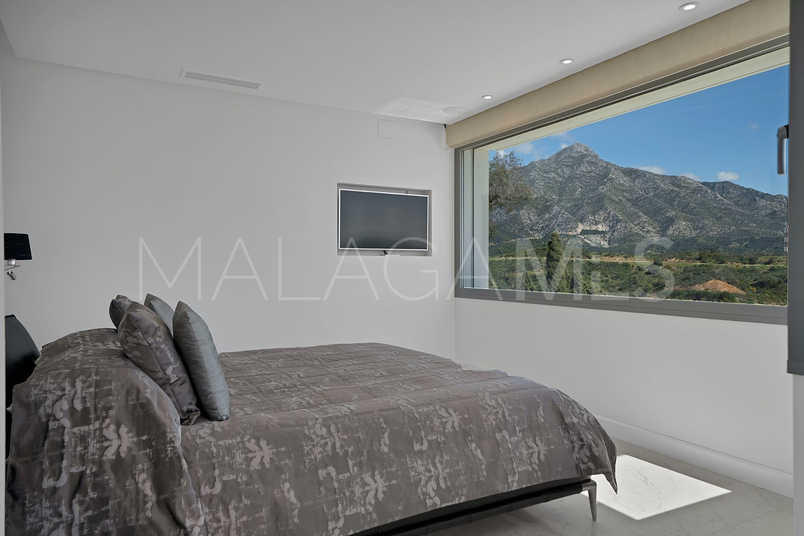 Villa for sale in Las Lomas de Nueva Andalucia