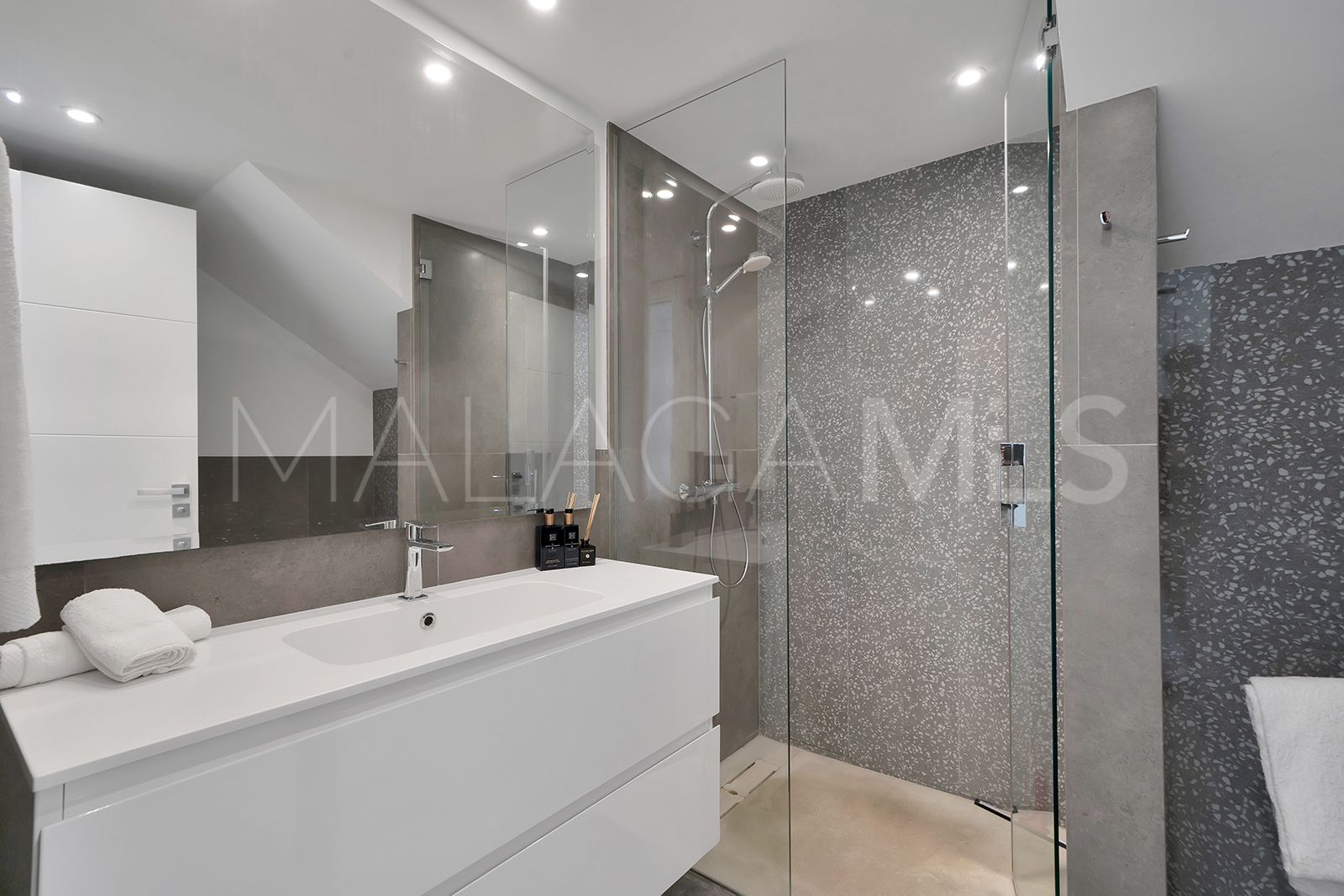 Villa for sale in Las Lomas de Nueva Andalucia
