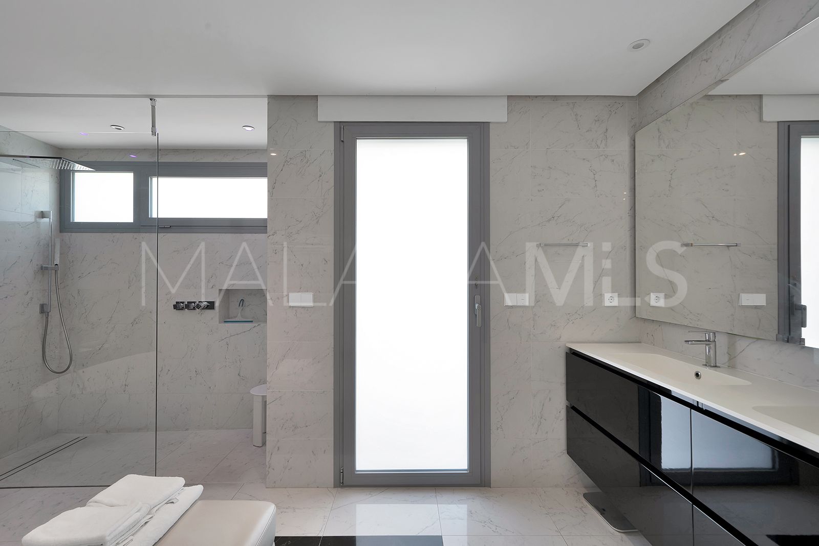 Villa for sale in Las Lomas de Nueva Andalucia