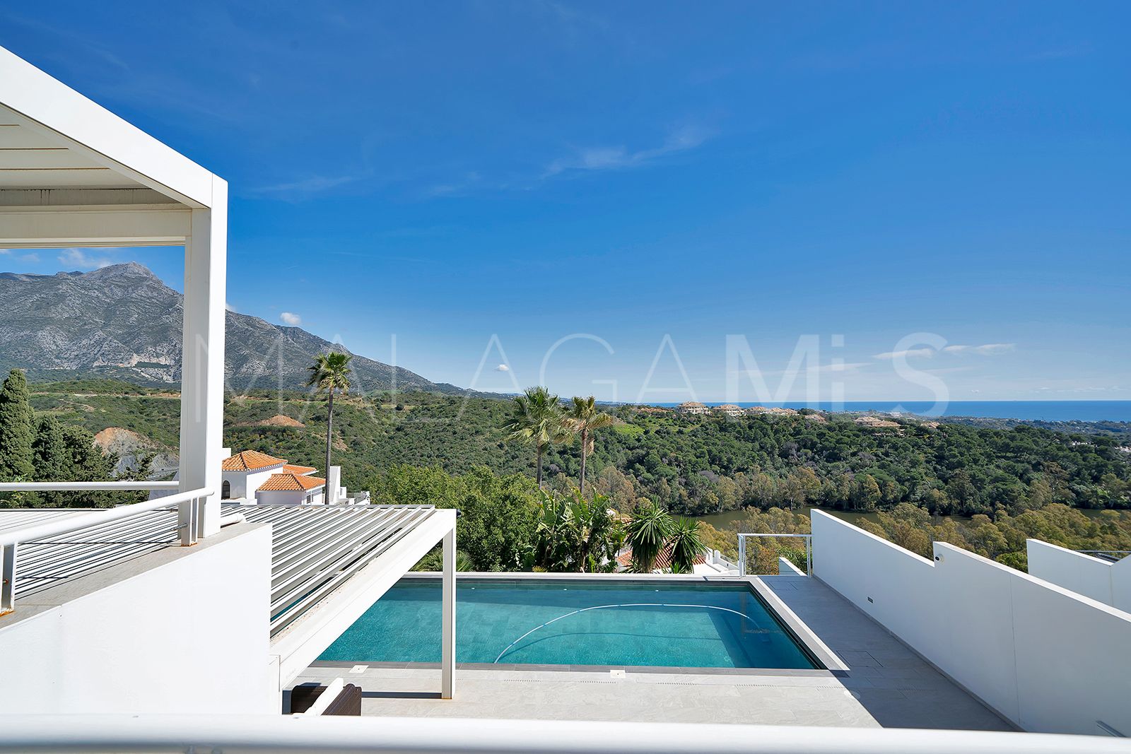Villa for sale in Las Lomas de Nueva Andalucia