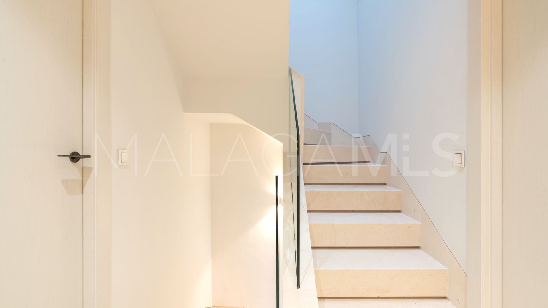 Parhus for sale in Marbellamar