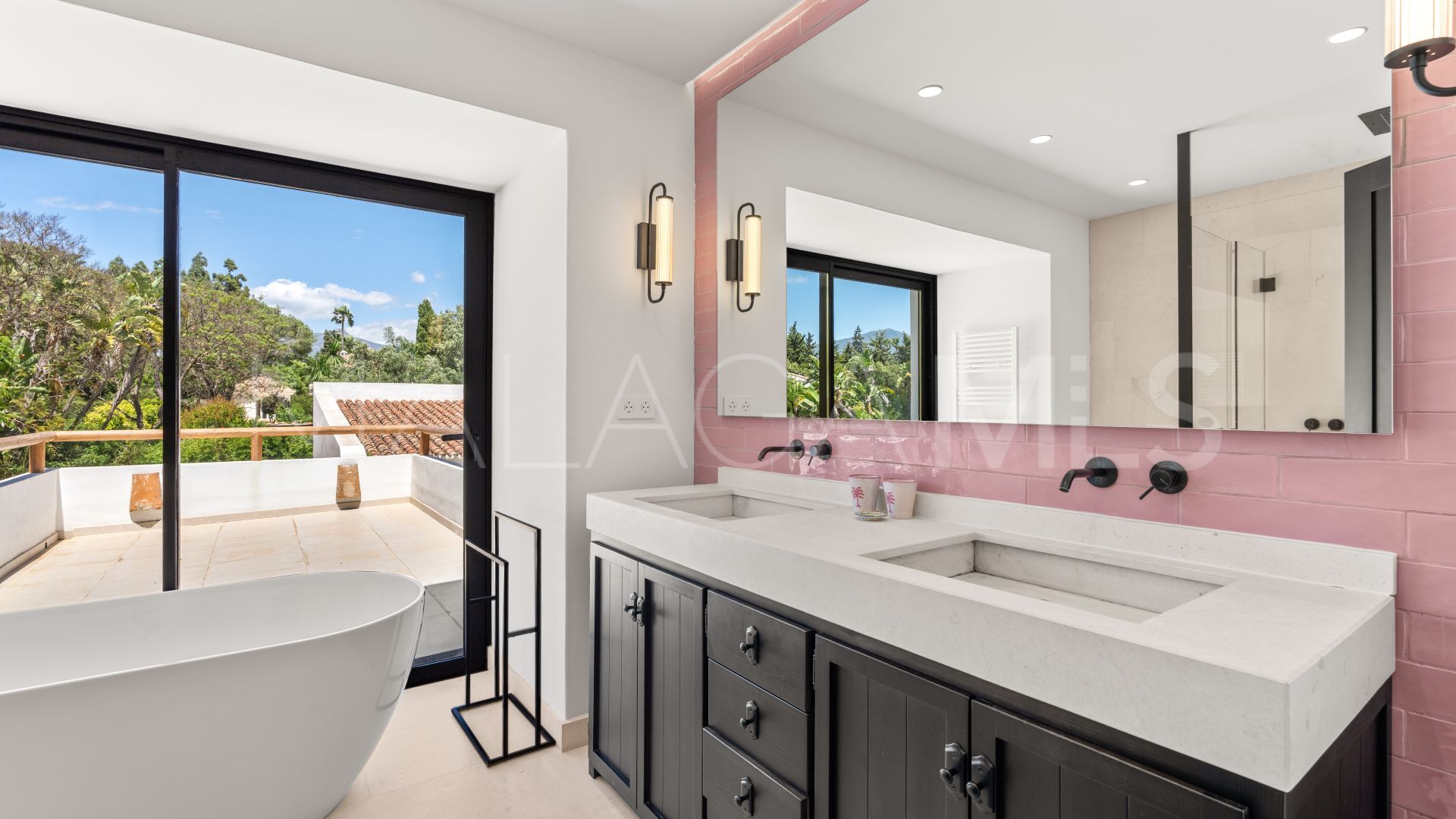 Villa for sale in Guadalmina Baja