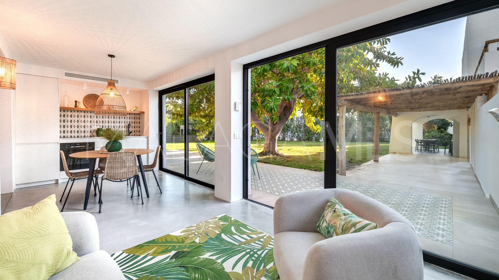 Villa for sale in Guadalmina Baja