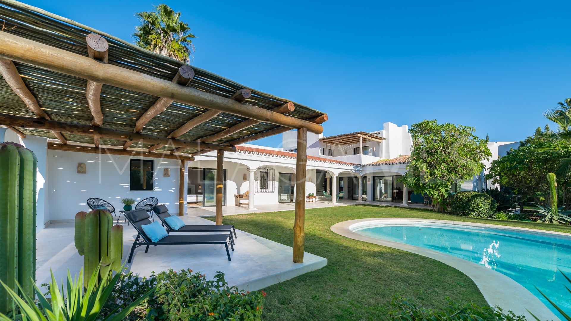 Villa for sale in Guadalmina Baja