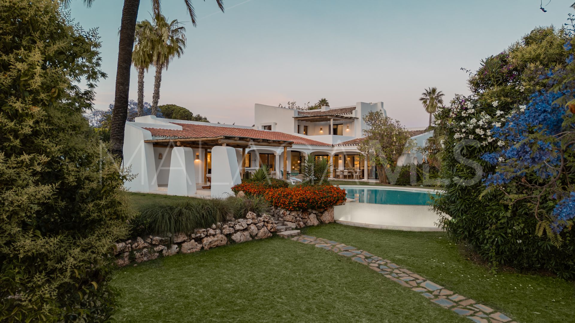Villa for sale in Guadalmina Baja