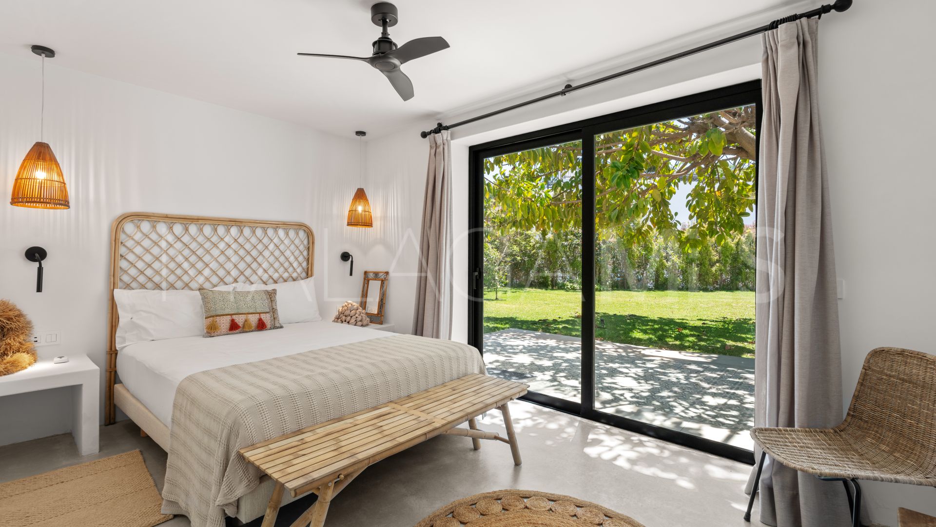 Villa for sale in Guadalmina Baja