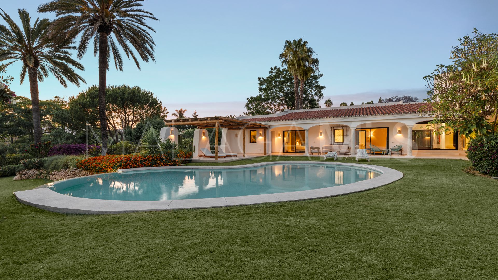 Villa for sale in Guadalmina Baja
