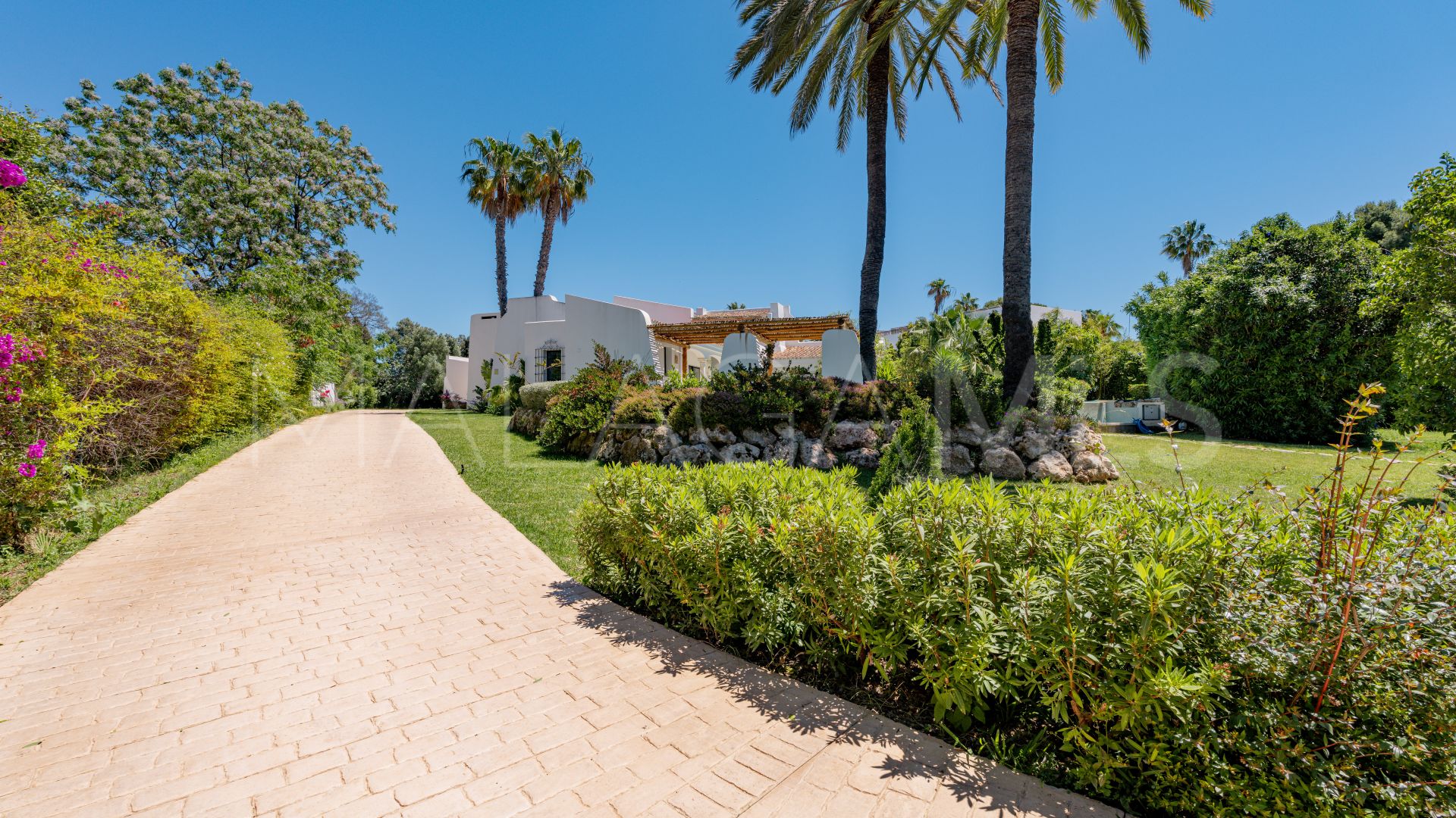 Villa for sale in Guadalmina Baja
