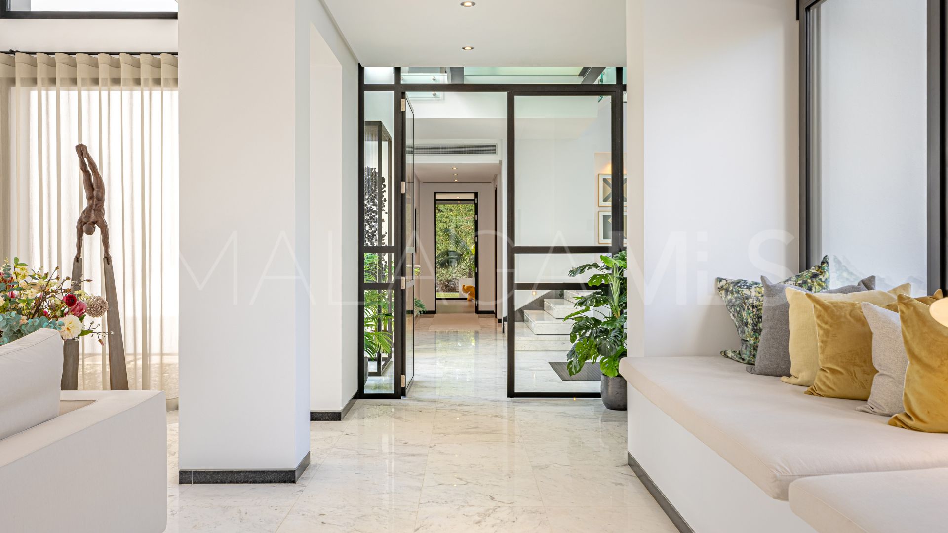 Villa for sale in Guadalmina Baja