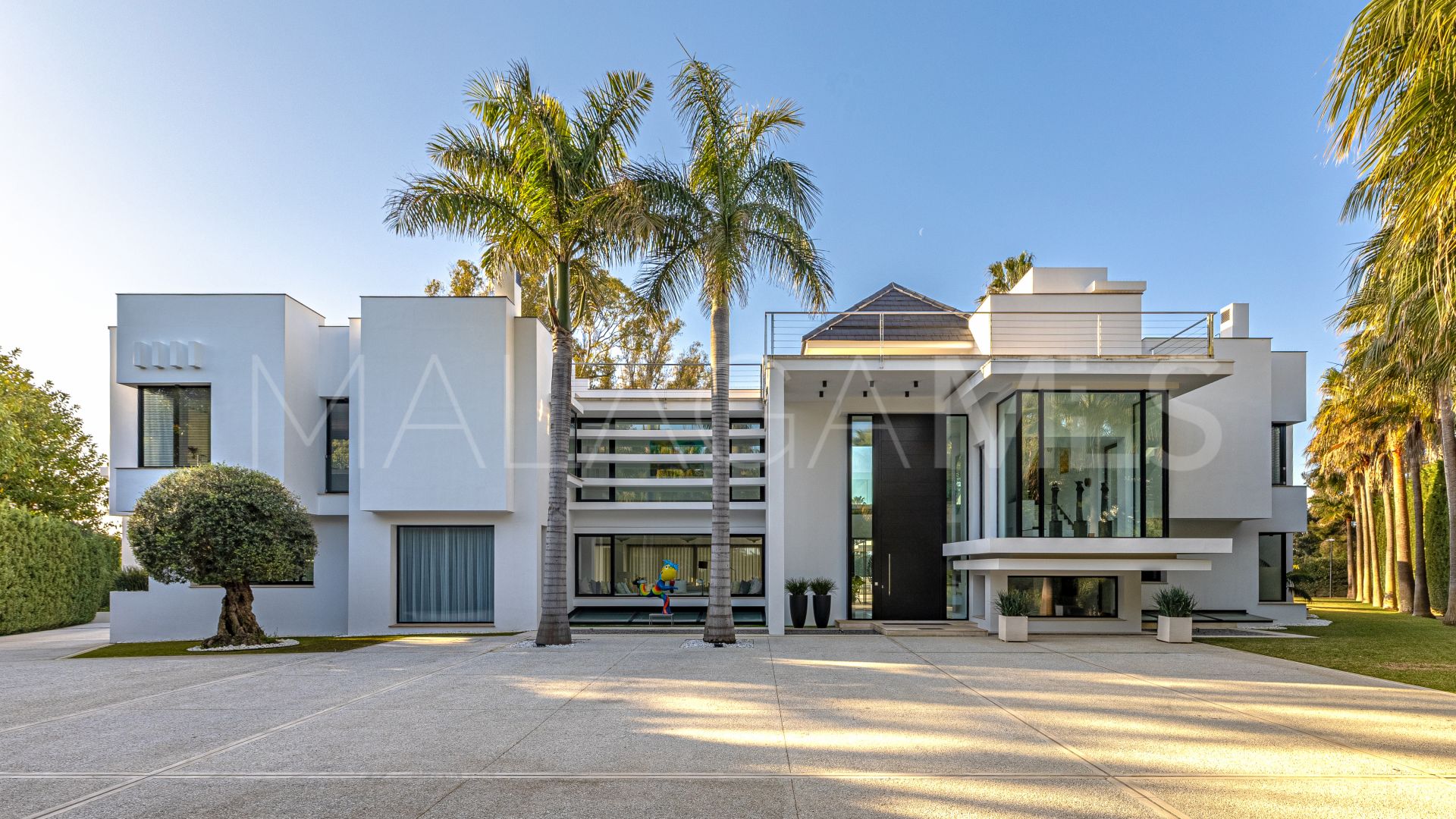 Villa for sale in Guadalmina Baja