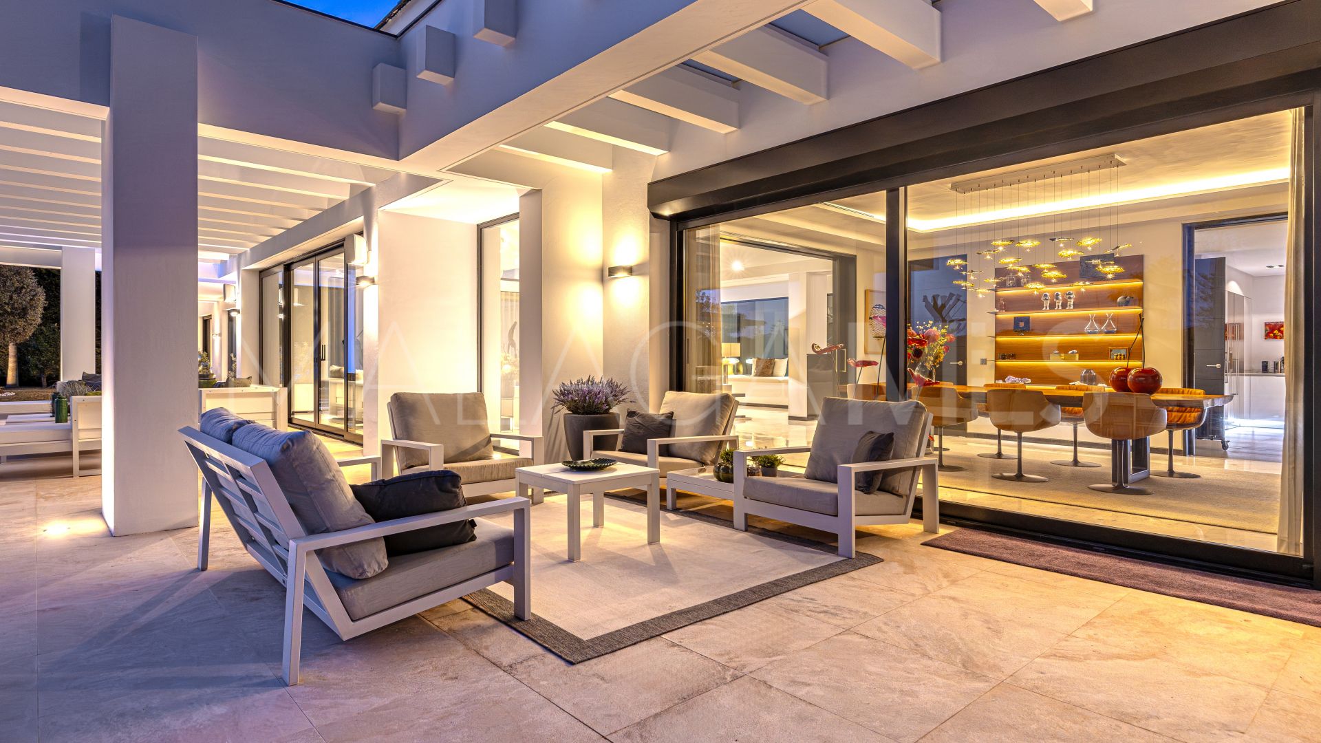 Villa for sale in Guadalmina Baja