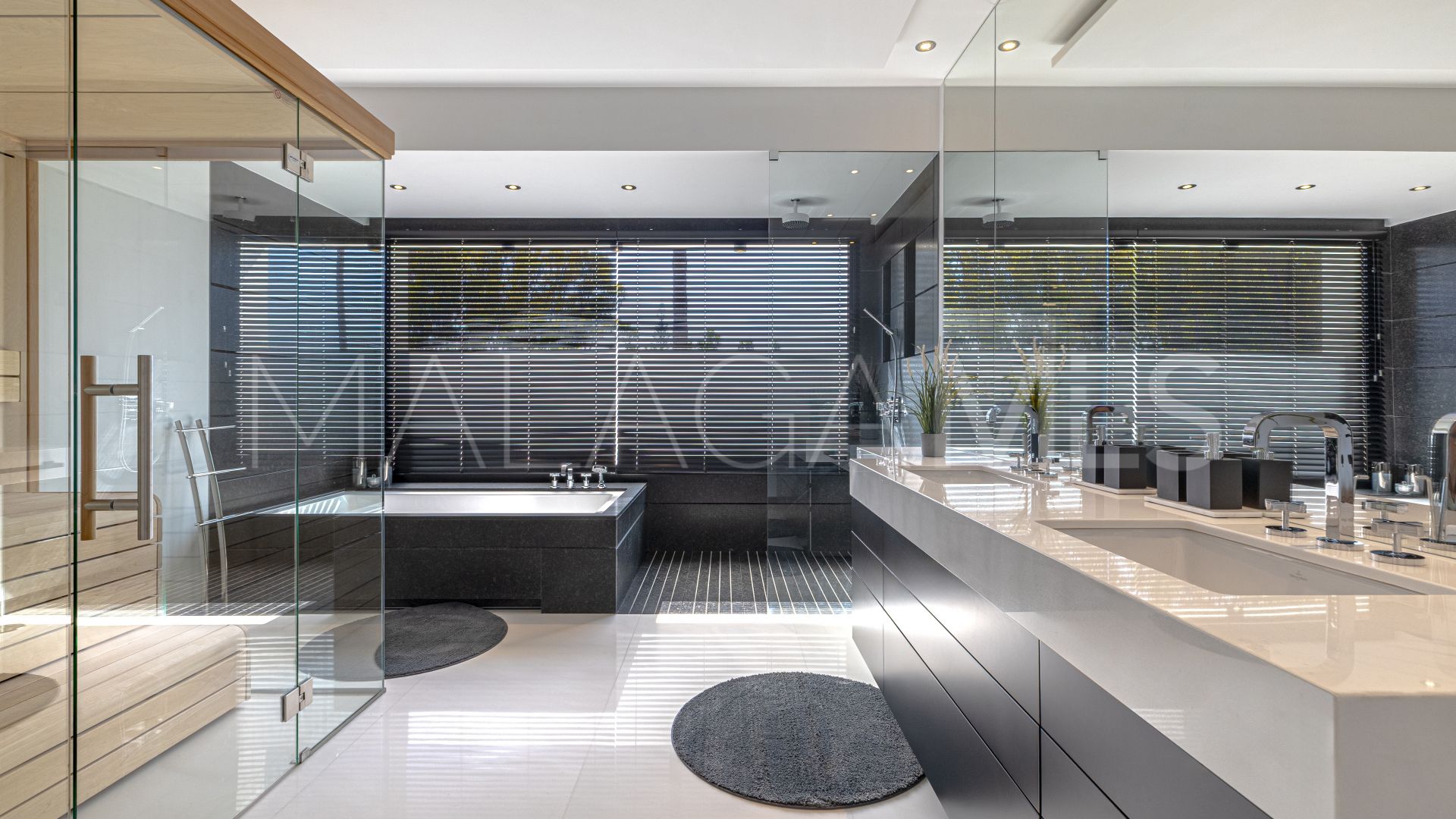 Villa for sale in Guadalmina Baja