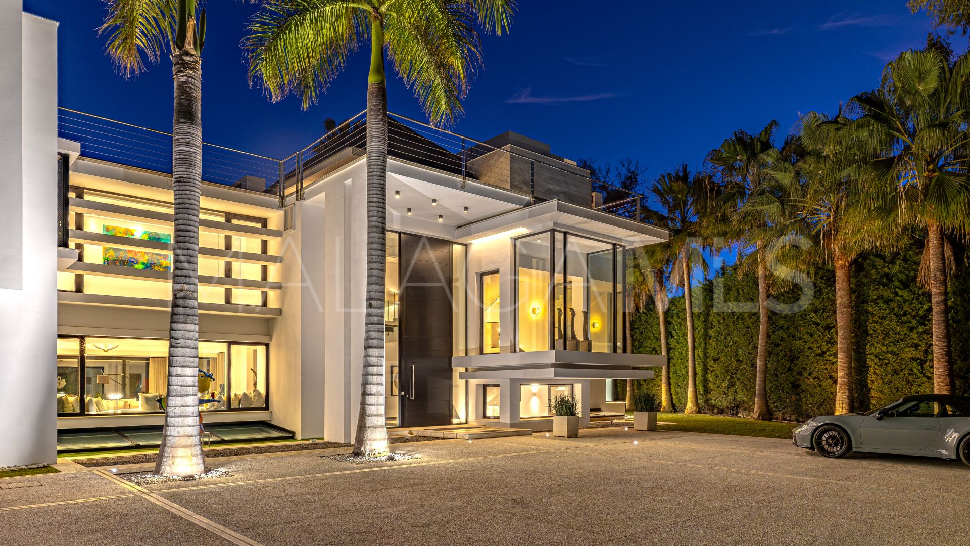 Villa for sale in Guadalmina Baja