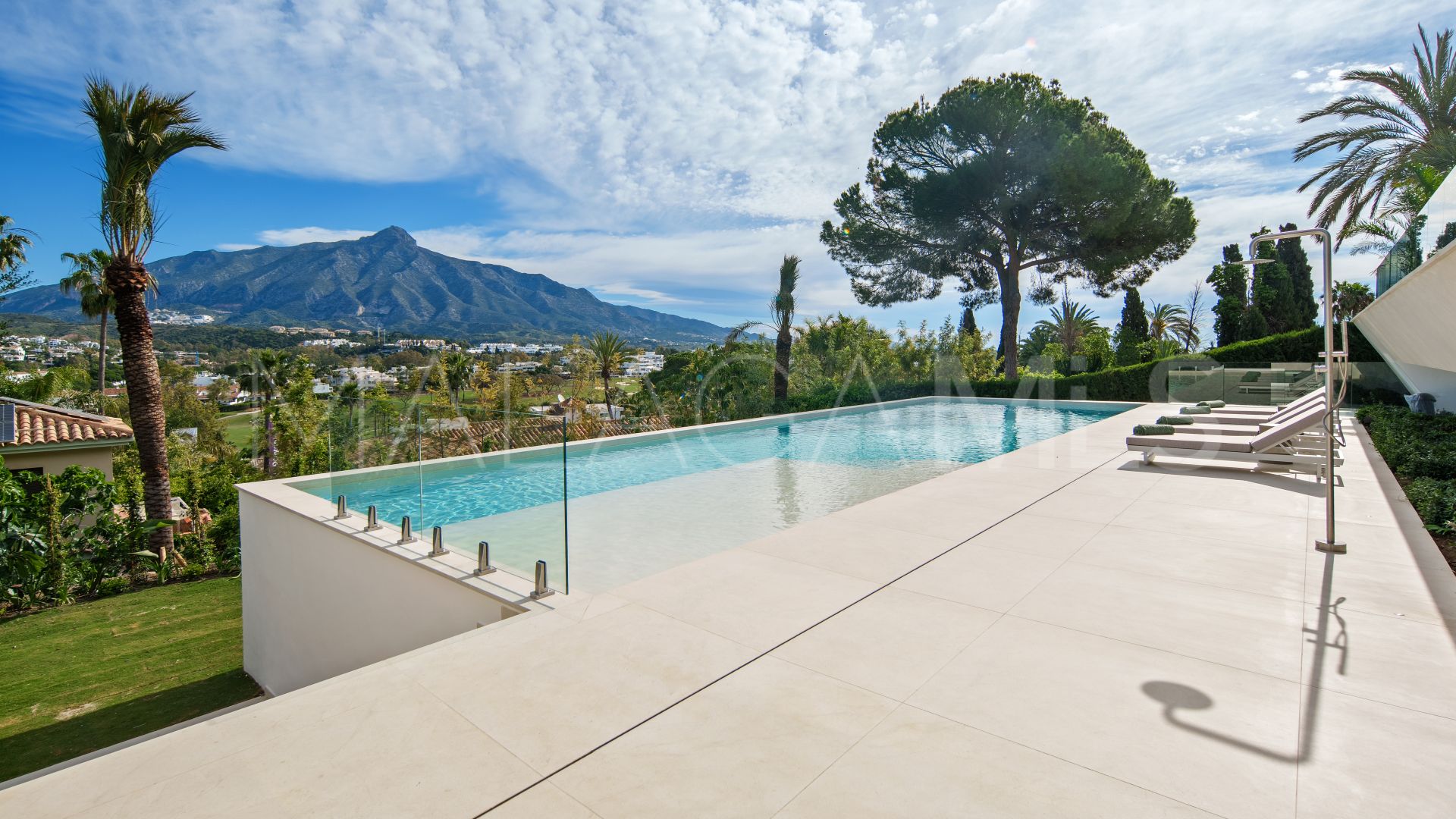 Buy Nueva Andalucia 5 bedrooms villa
