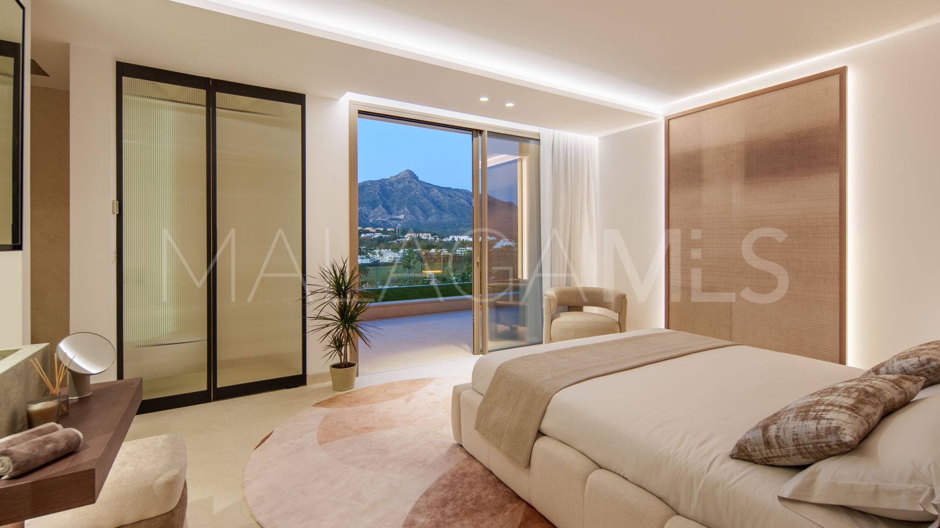 Buy Nueva Andalucia 5 bedrooms villa