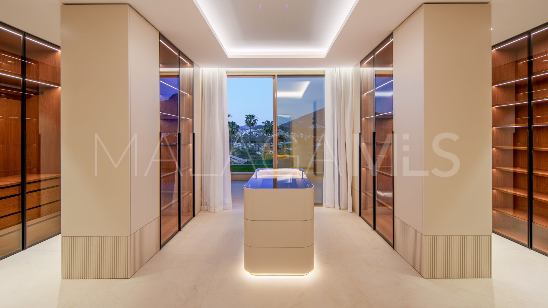 Buy Nueva Andalucia 5 bedrooms villa