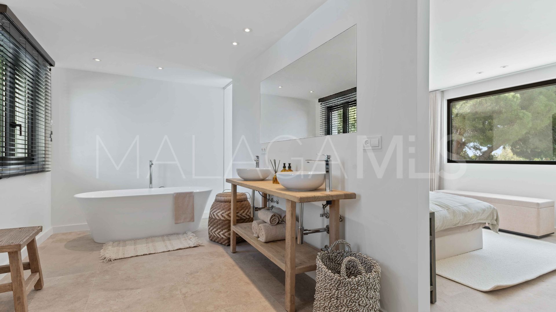 Villa for sale in Guadalmina Baja