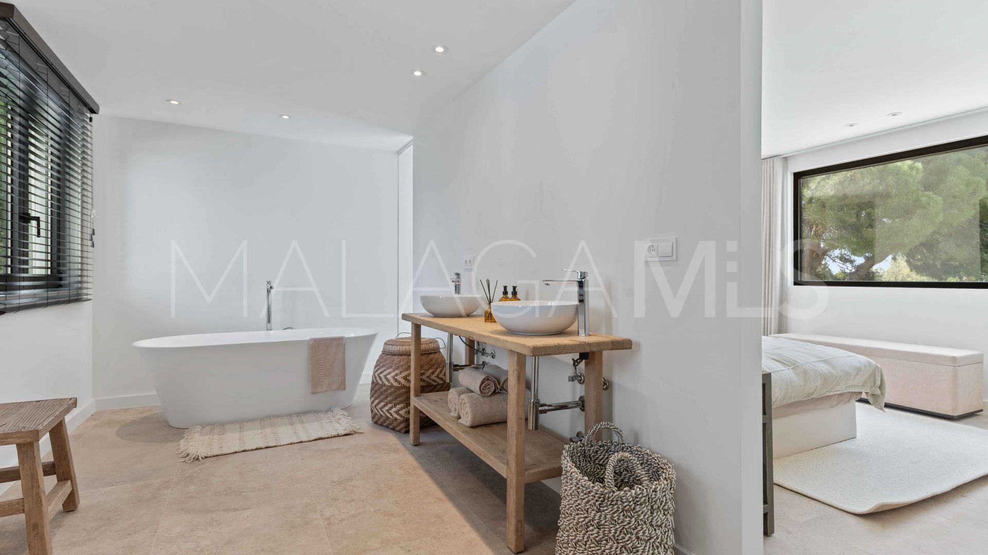 Villa for sale in Guadalmina Baja