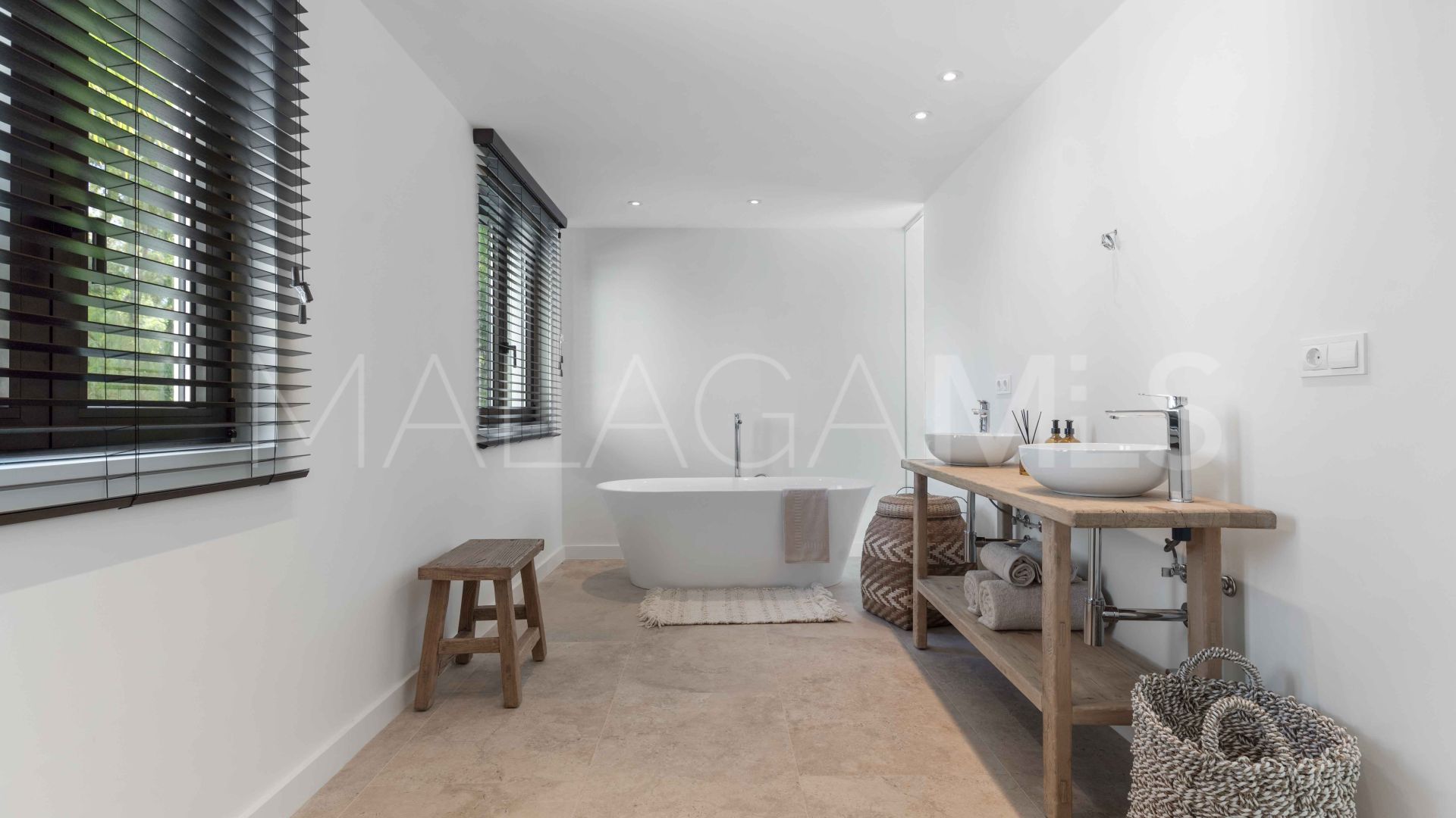 Villa for sale in Guadalmina Baja