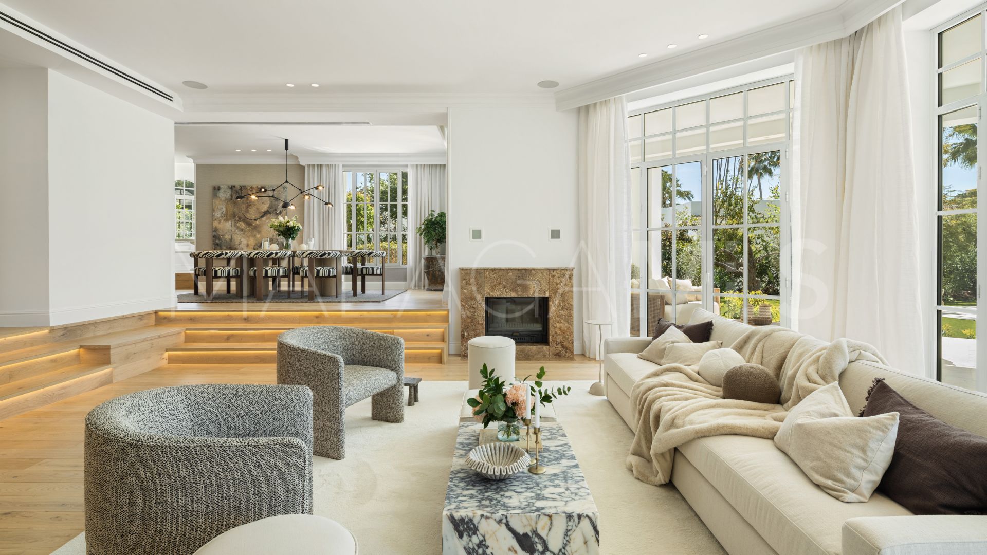 Buy villa with 5 bedrooms in Nueva Andalucia