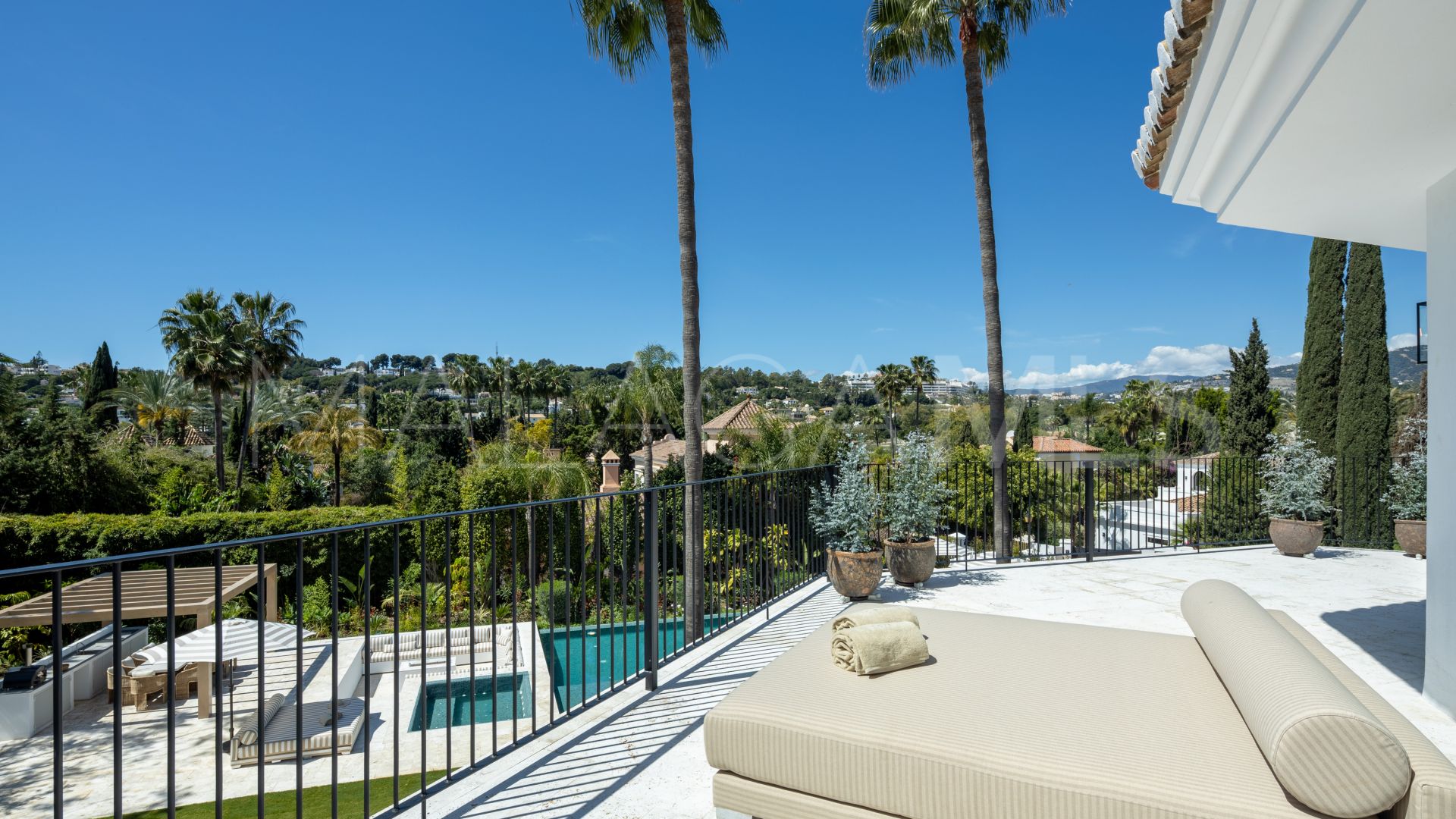 Buy villa with 5 bedrooms in Nueva Andalucia