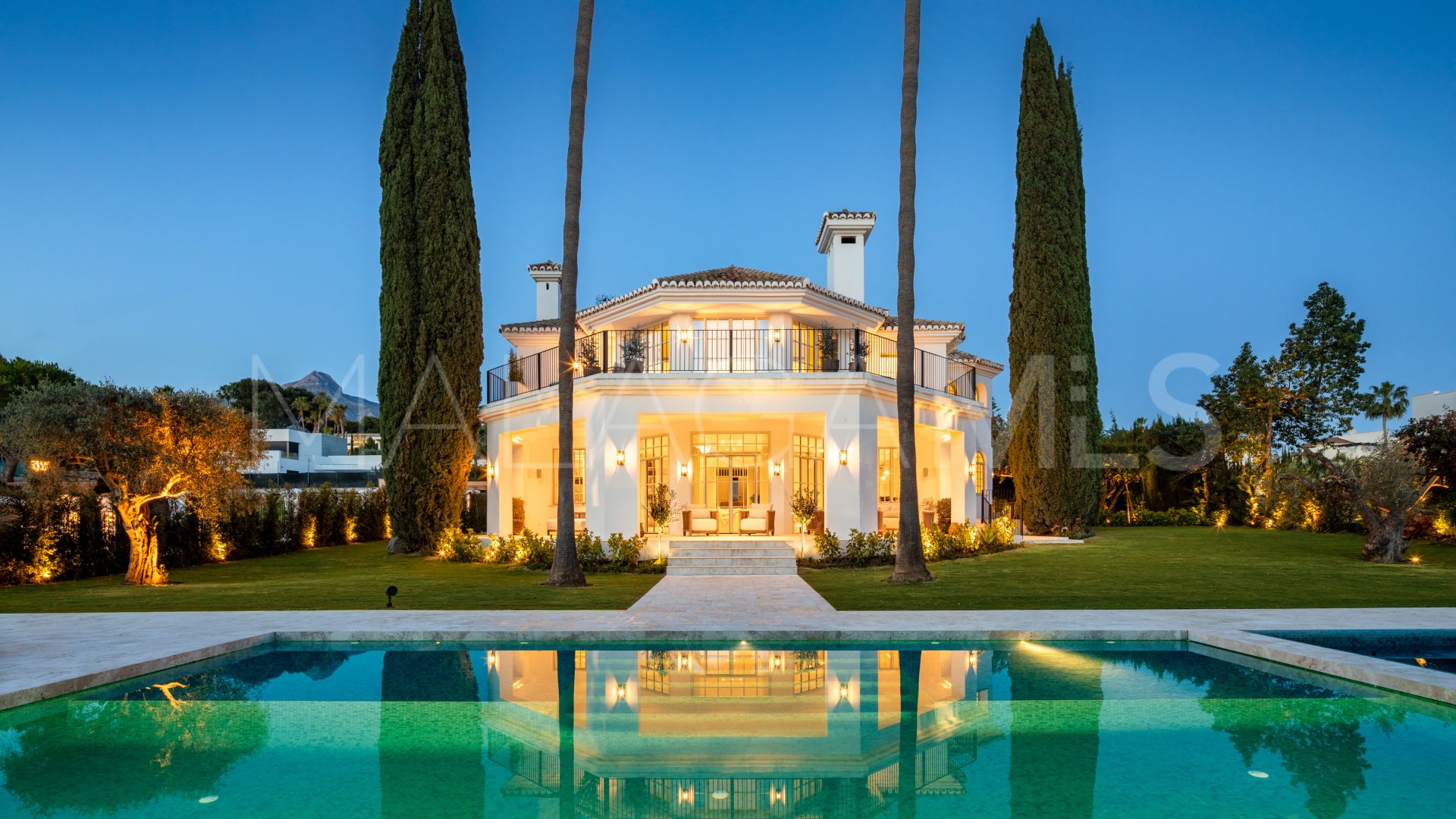 Buy villa with 5 bedrooms in Nueva Andalucia