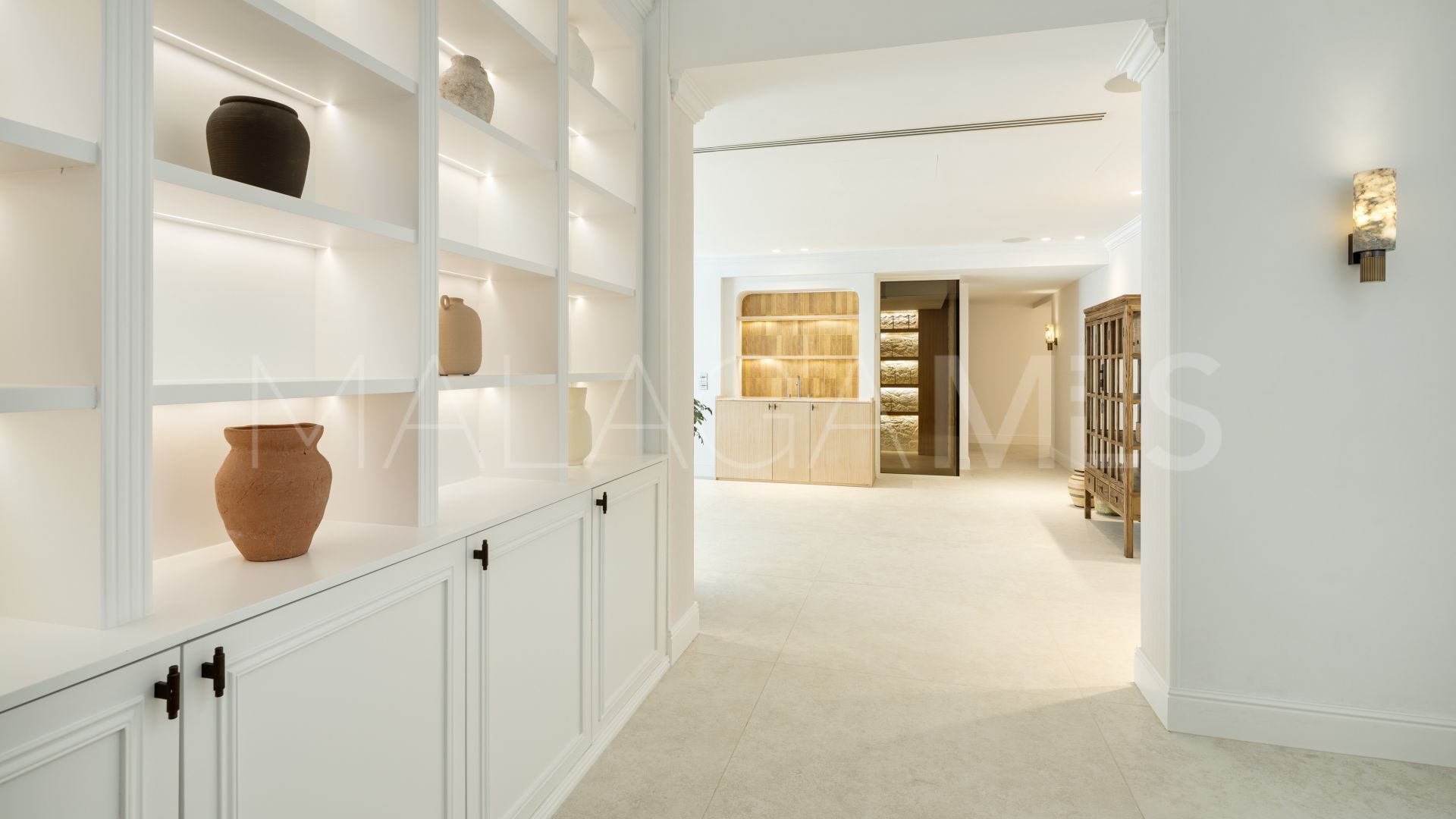 Buy villa with 5 bedrooms in Nueva Andalucia