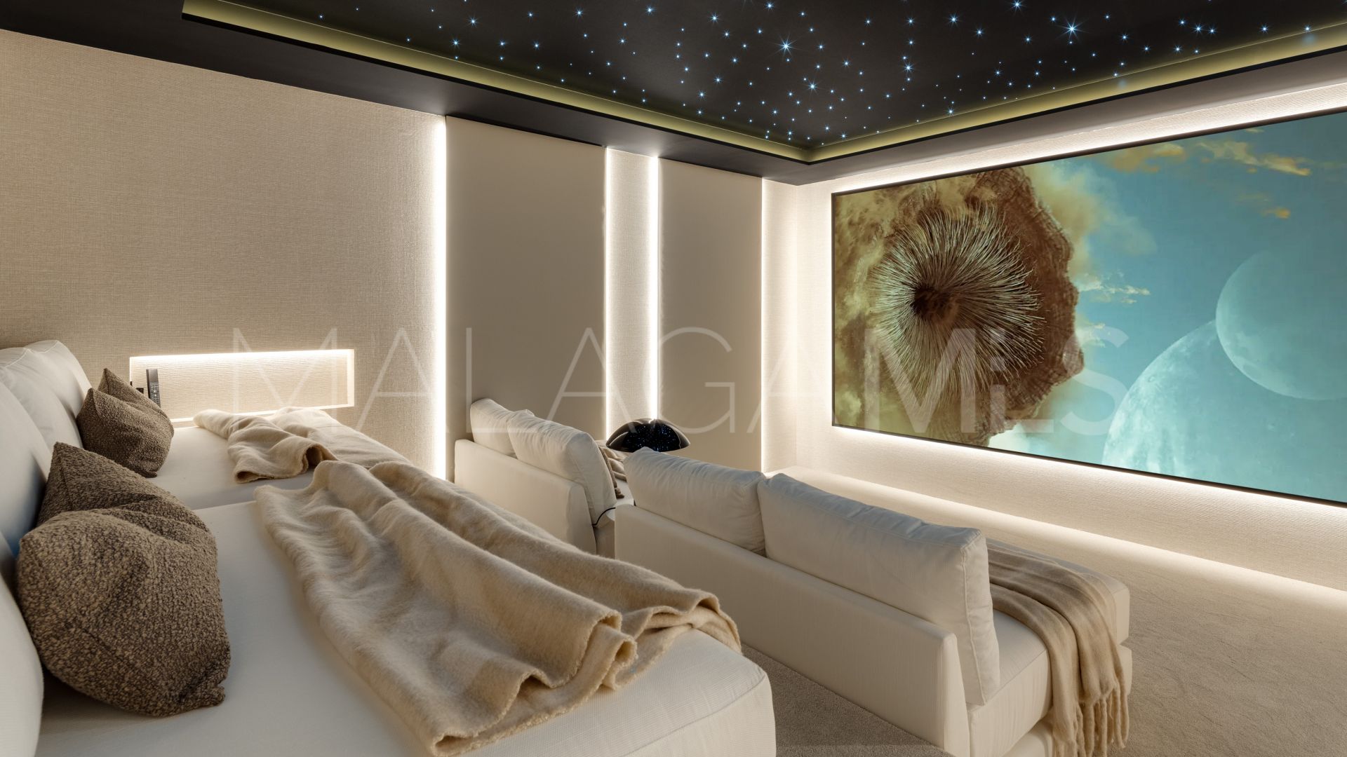 Buy villa with 5 bedrooms in Nueva Andalucia