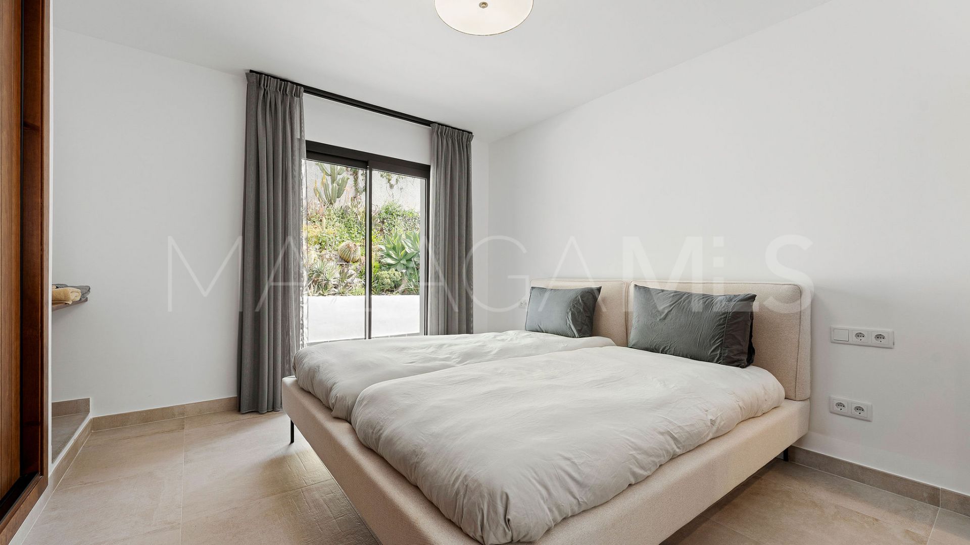 Villa for sale in Elviria