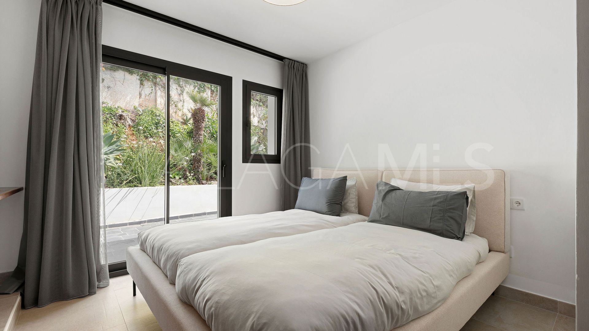 Villa for sale in Elviria