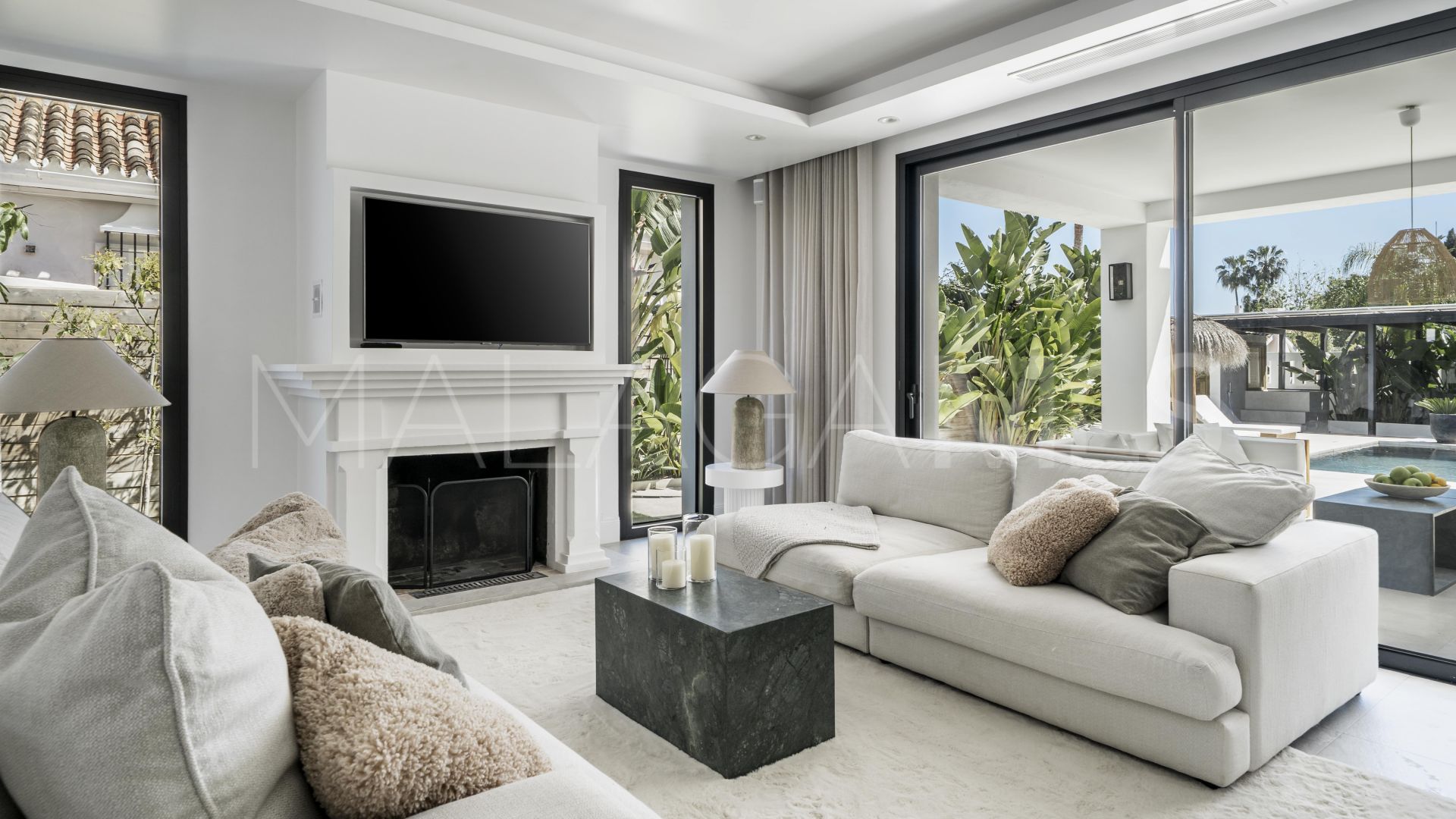 Buy 6 bedrooms villa in Parcelas del Golf