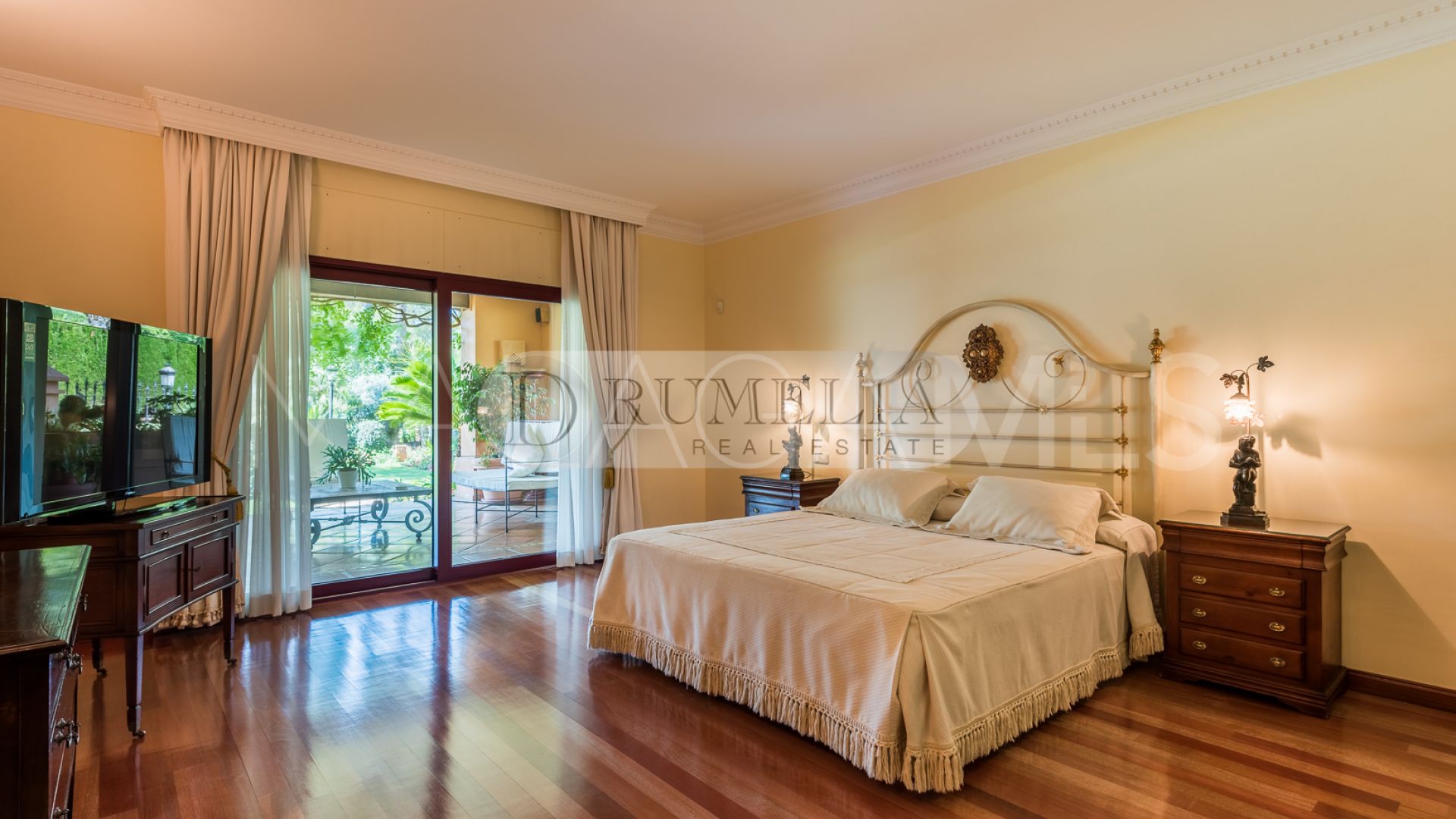 Villa for sale in Altos Reales