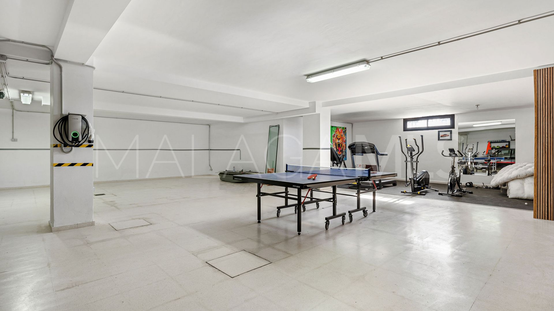 Villa for sale in Nueva Andalucia