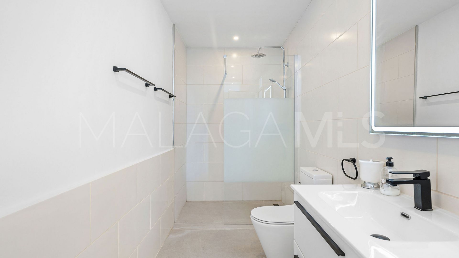 Villa for sale in Nueva Andalucia