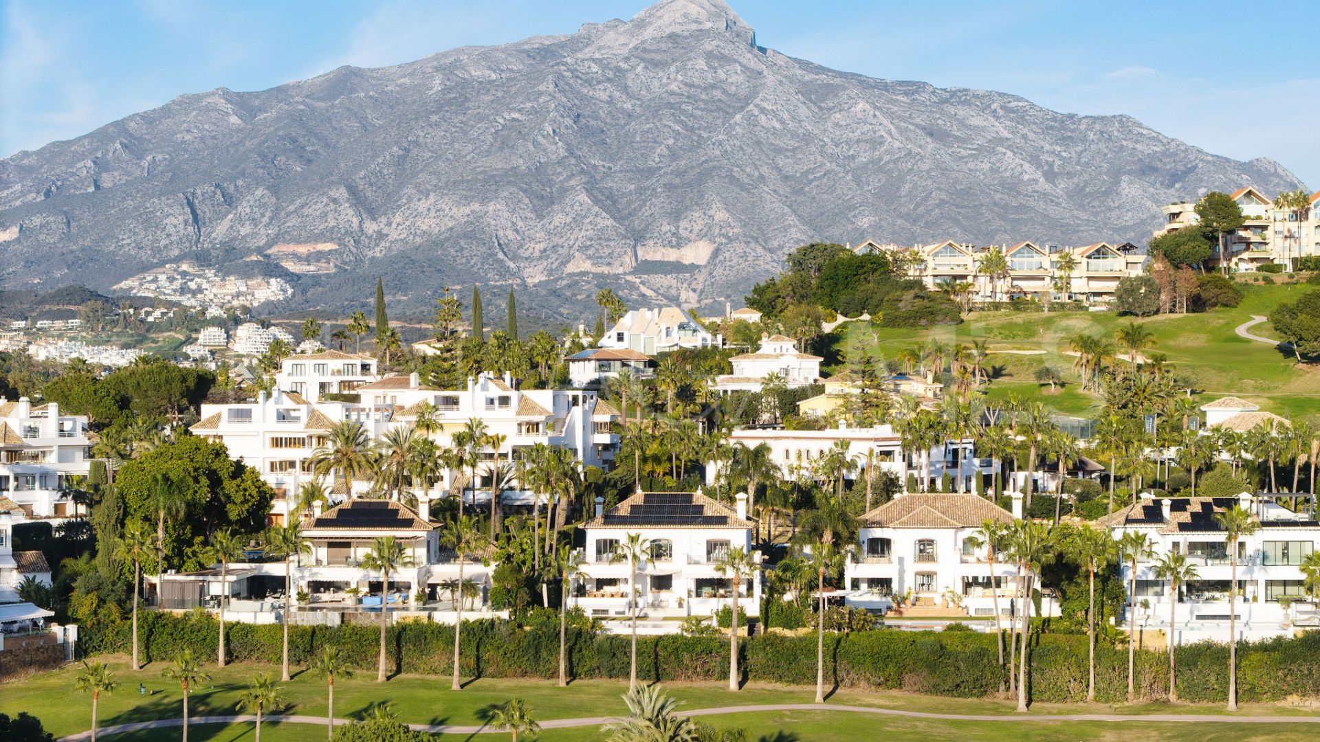 Villa for sale in Nueva Andalucia