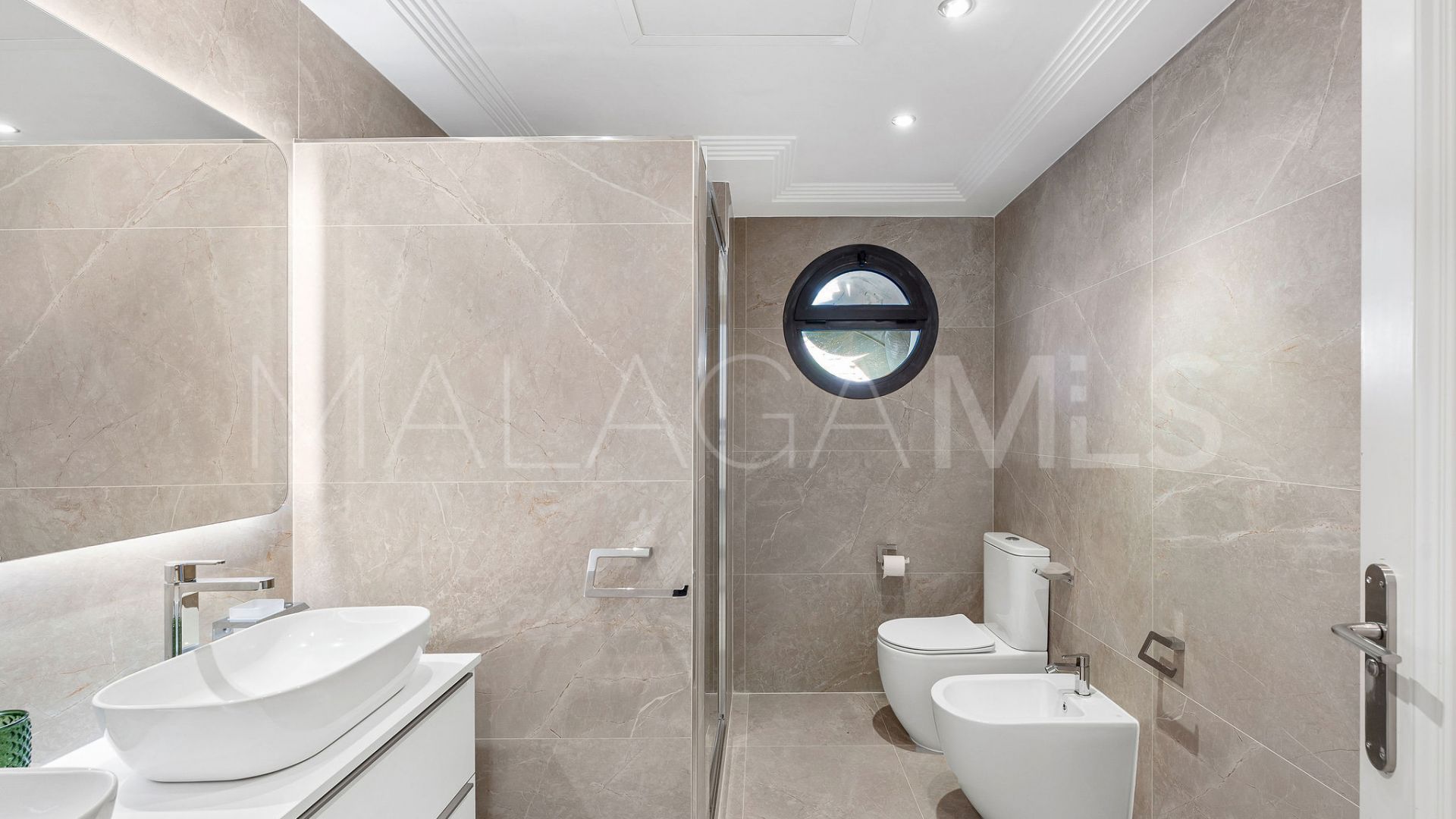 Villa for sale in Nueva Andalucia