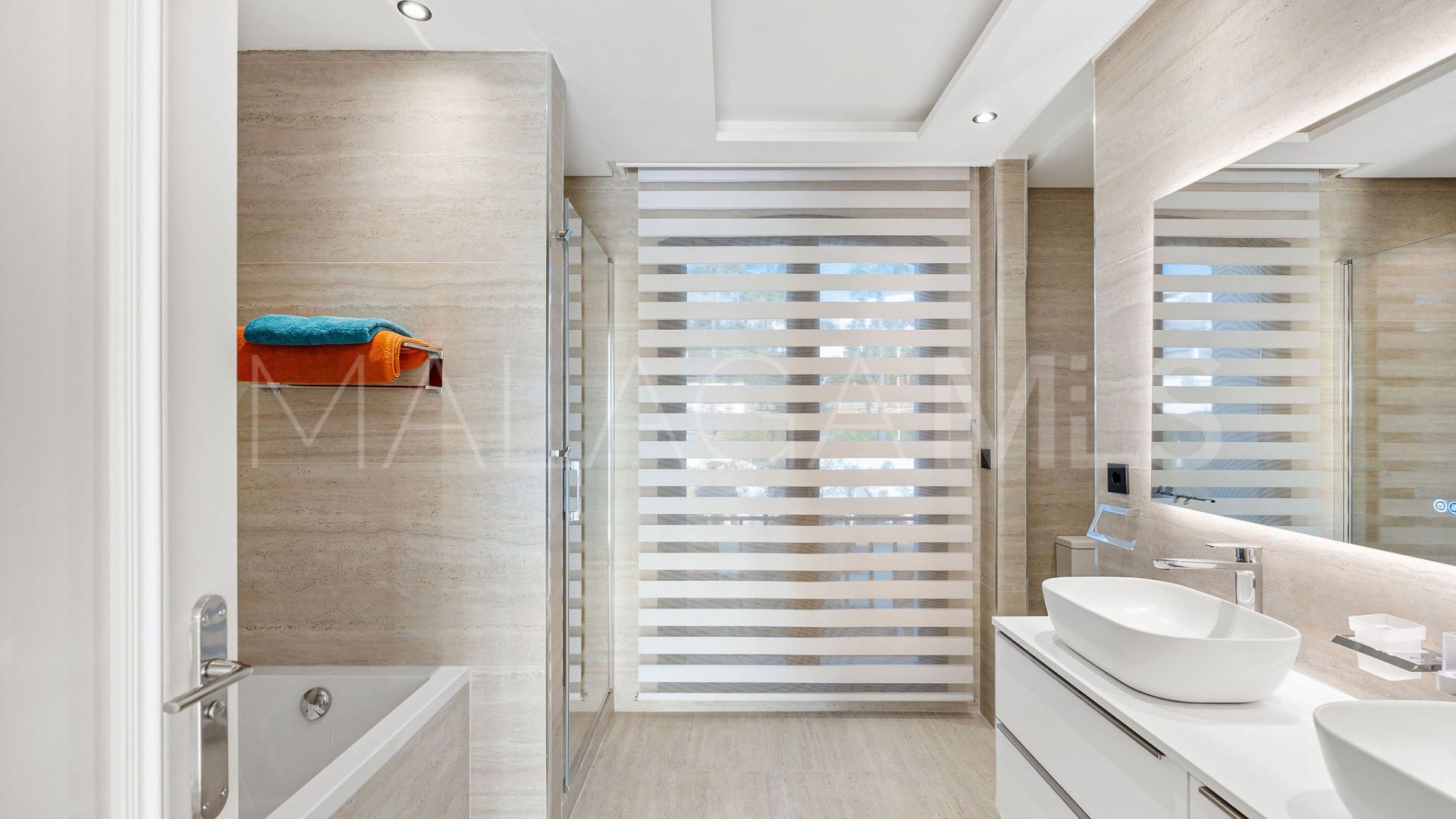 Villa for sale in Nueva Andalucia