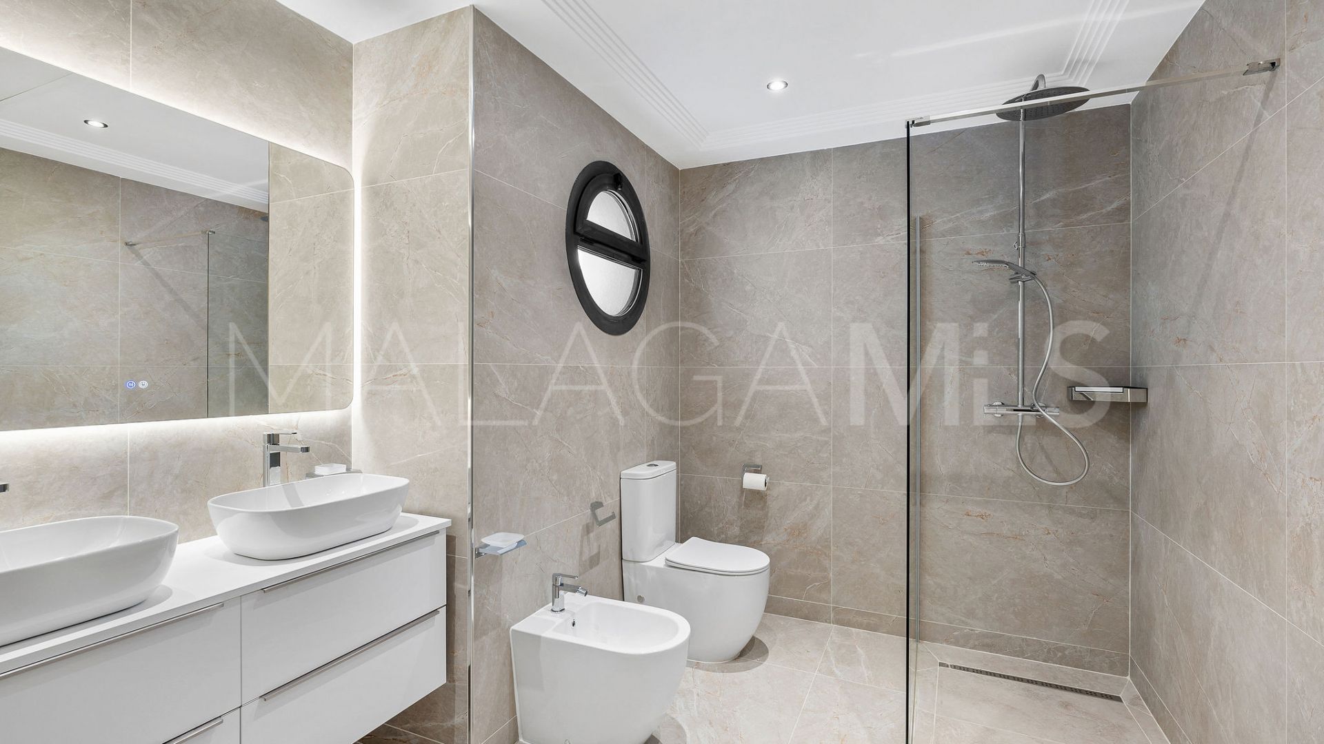 Villa for sale in Nueva Andalucia