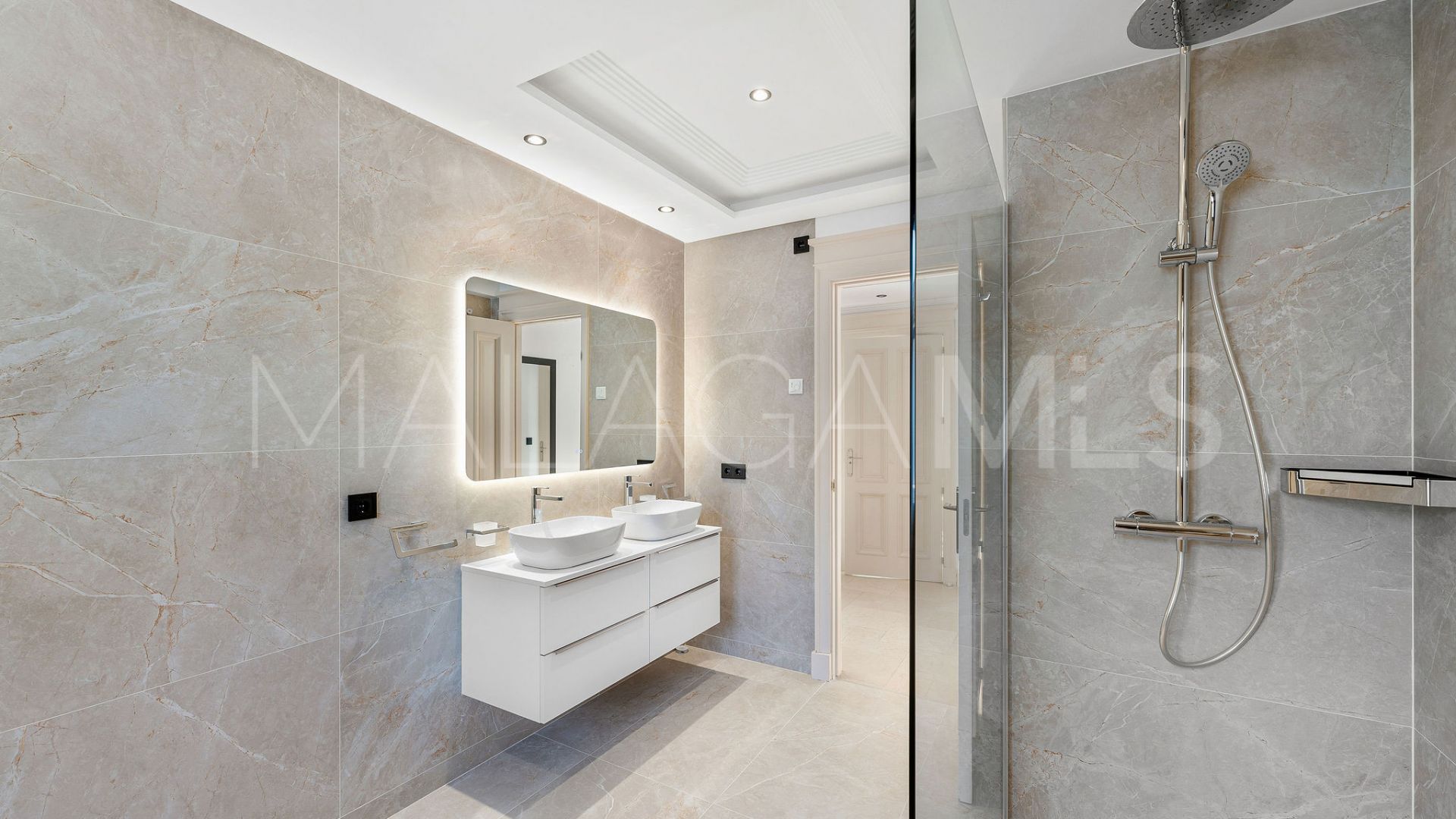 Villa for sale in Nueva Andalucia