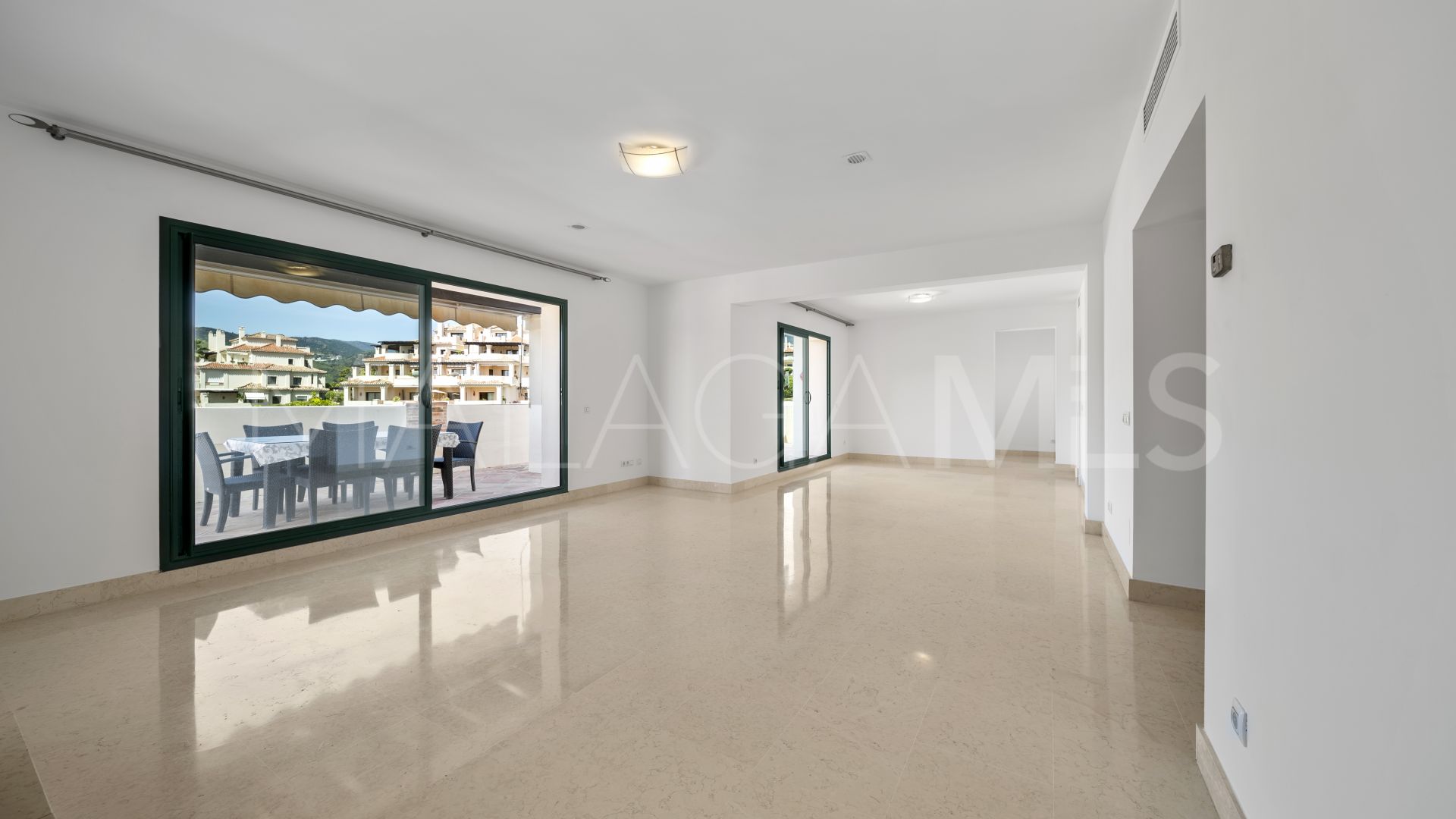Duplex penthouse with 3 bedrooms for sale in Los Capanes del Golf