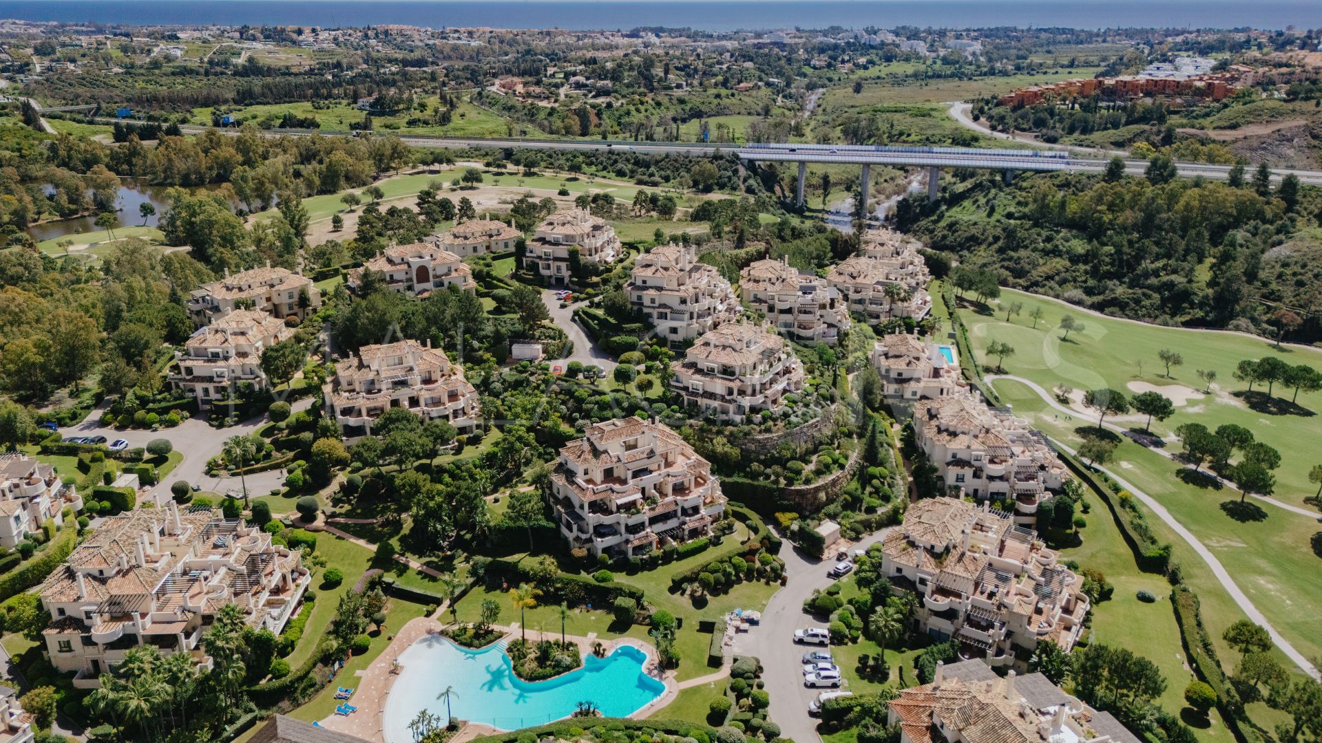 Duplex penthouse with 3 bedrooms for sale in Los Capanes del Golf