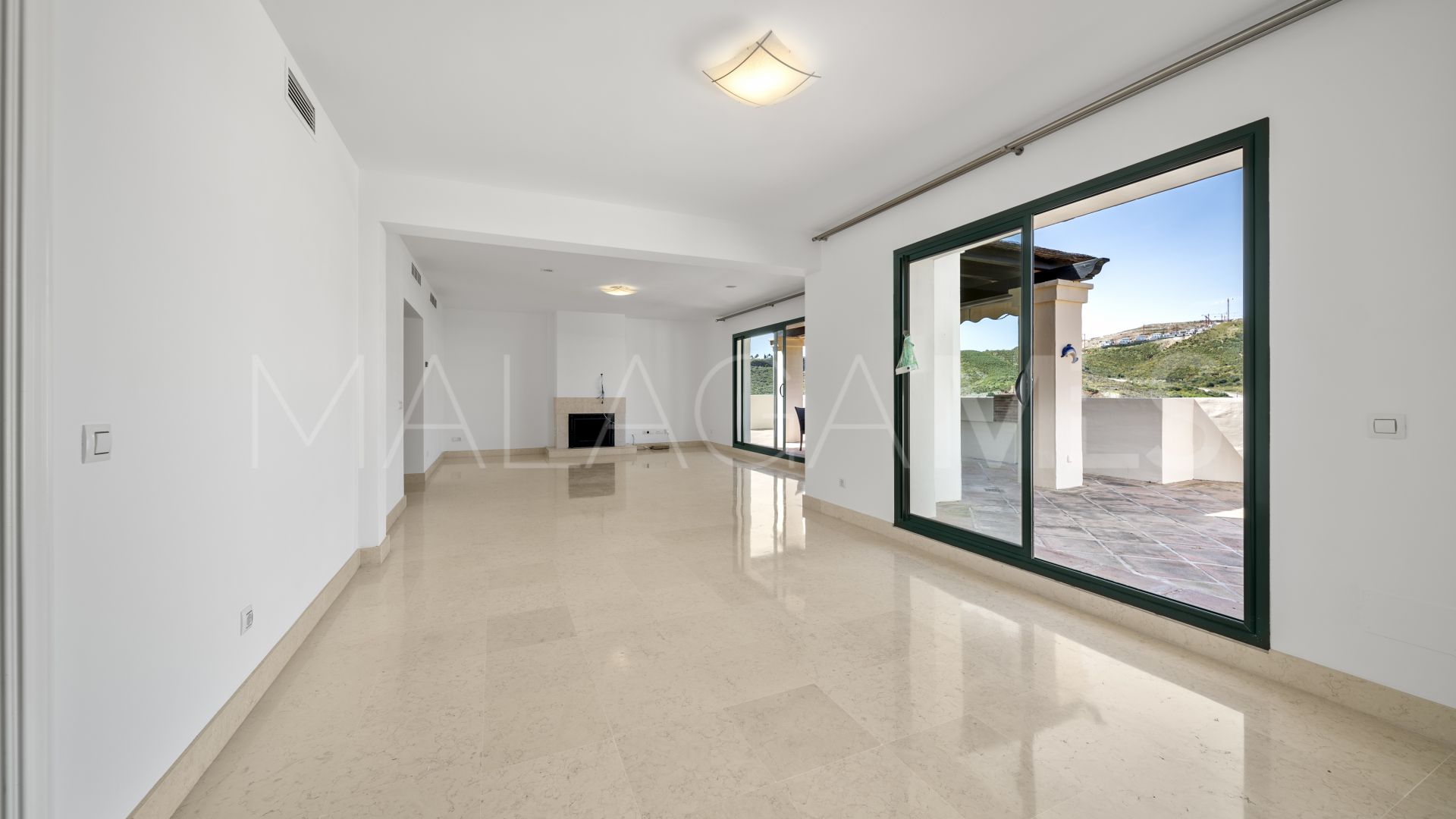 Duplex penthouse with 3 bedrooms for sale in Los Capanes del Golf