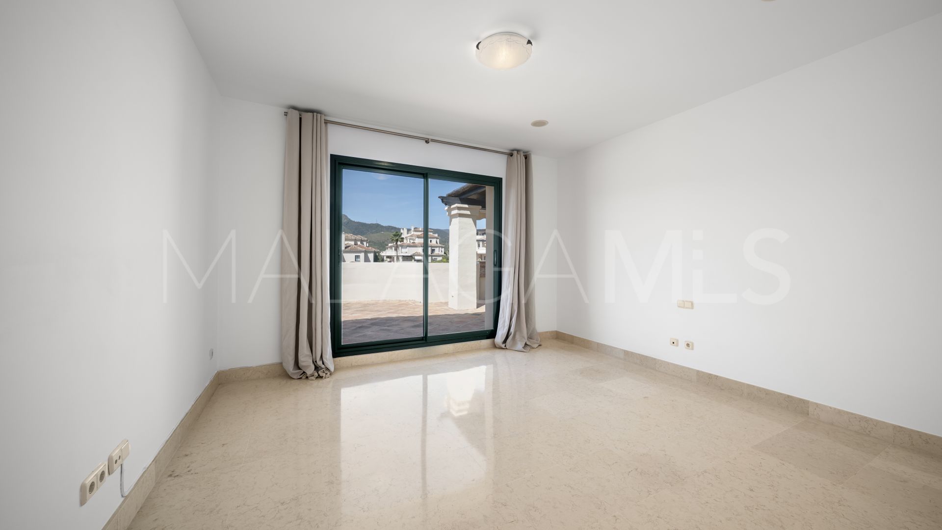 Duplex penthouse with 3 bedrooms for sale in Los Capanes del Golf