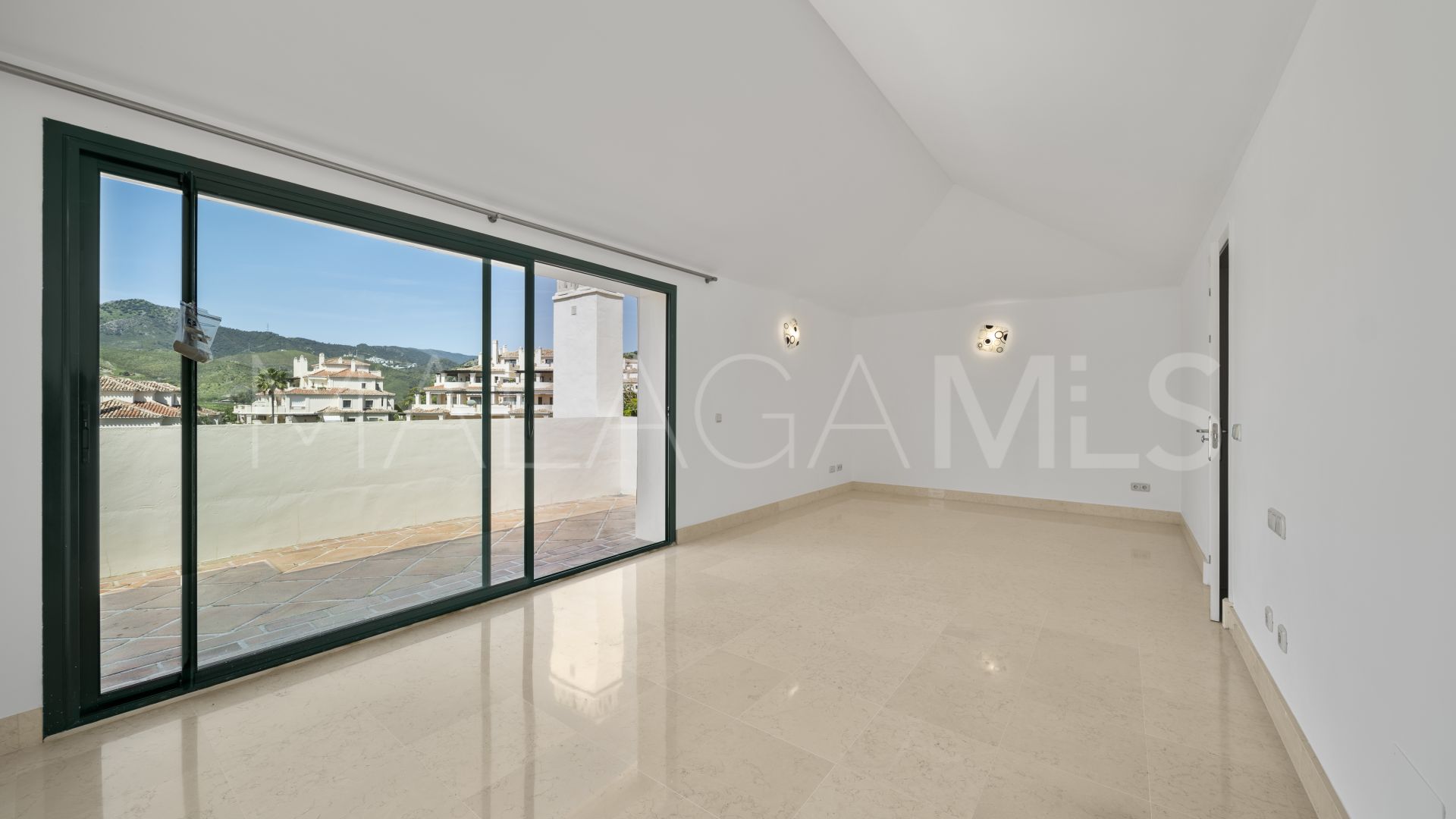 Duplex penthouse with 3 bedrooms for sale in Los Capanes del Golf
