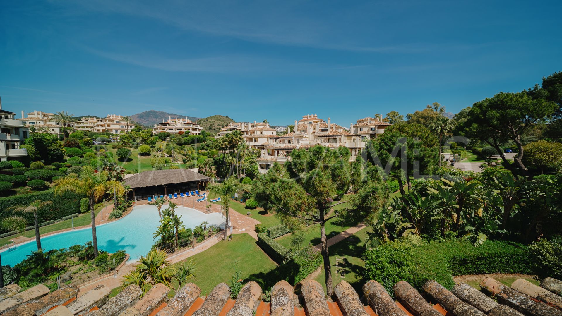 Duplex penthouse with 3 bedrooms for sale in Los Capanes del Golf