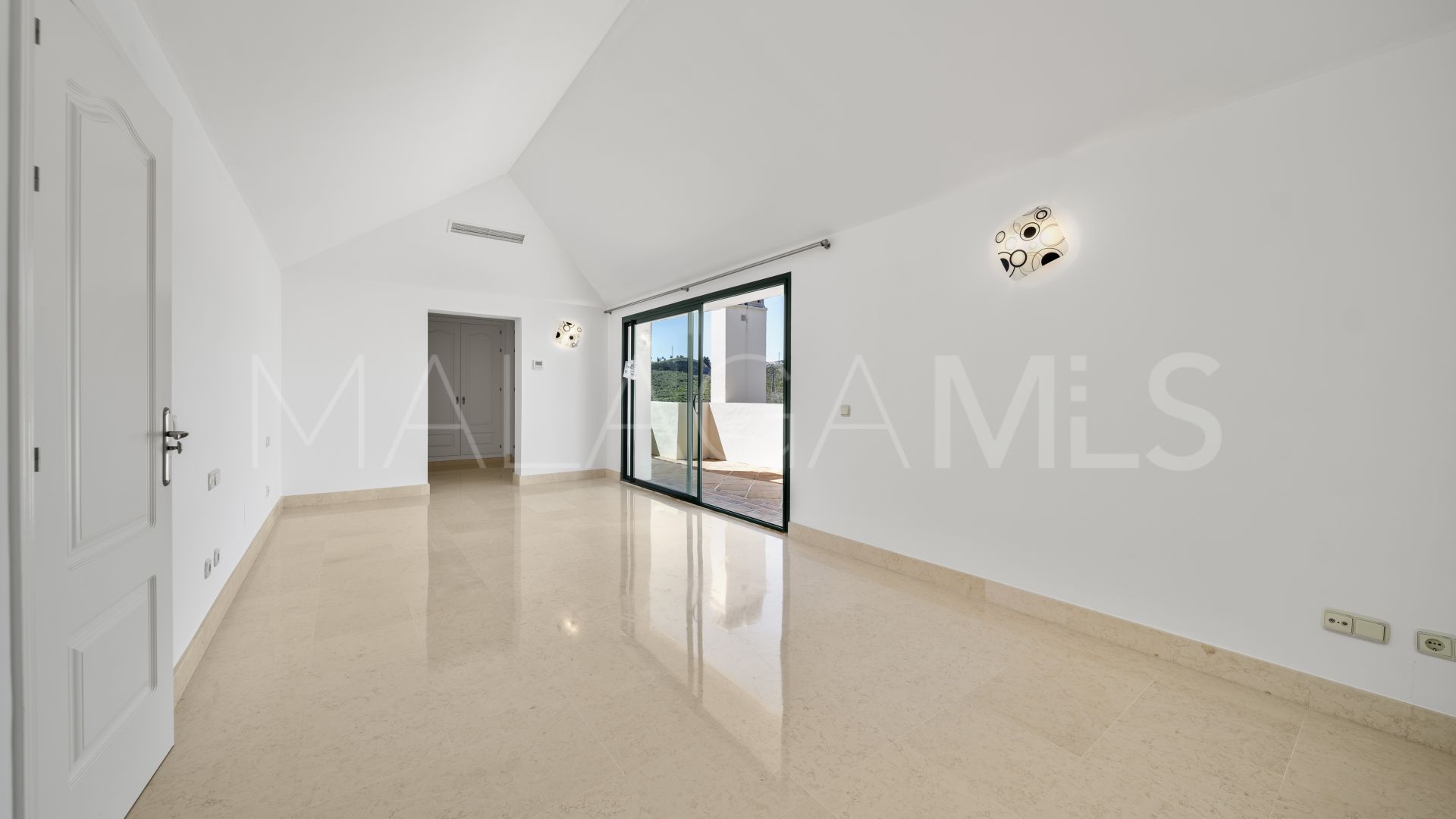Duplex penthouse with 3 bedrooms for sale in Los Capanes del Golf