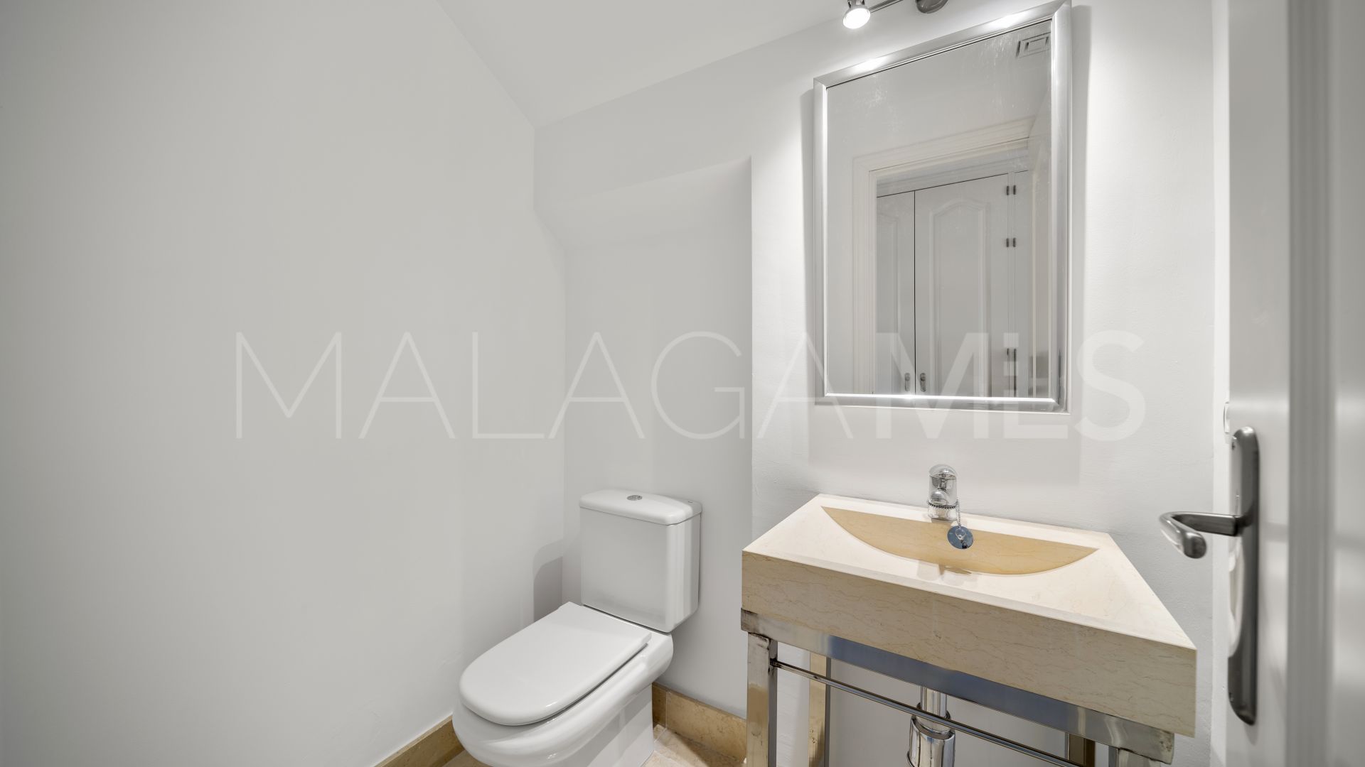 Duplex penthouse with 3 bedrooms for sale in Los Capanes del Golf