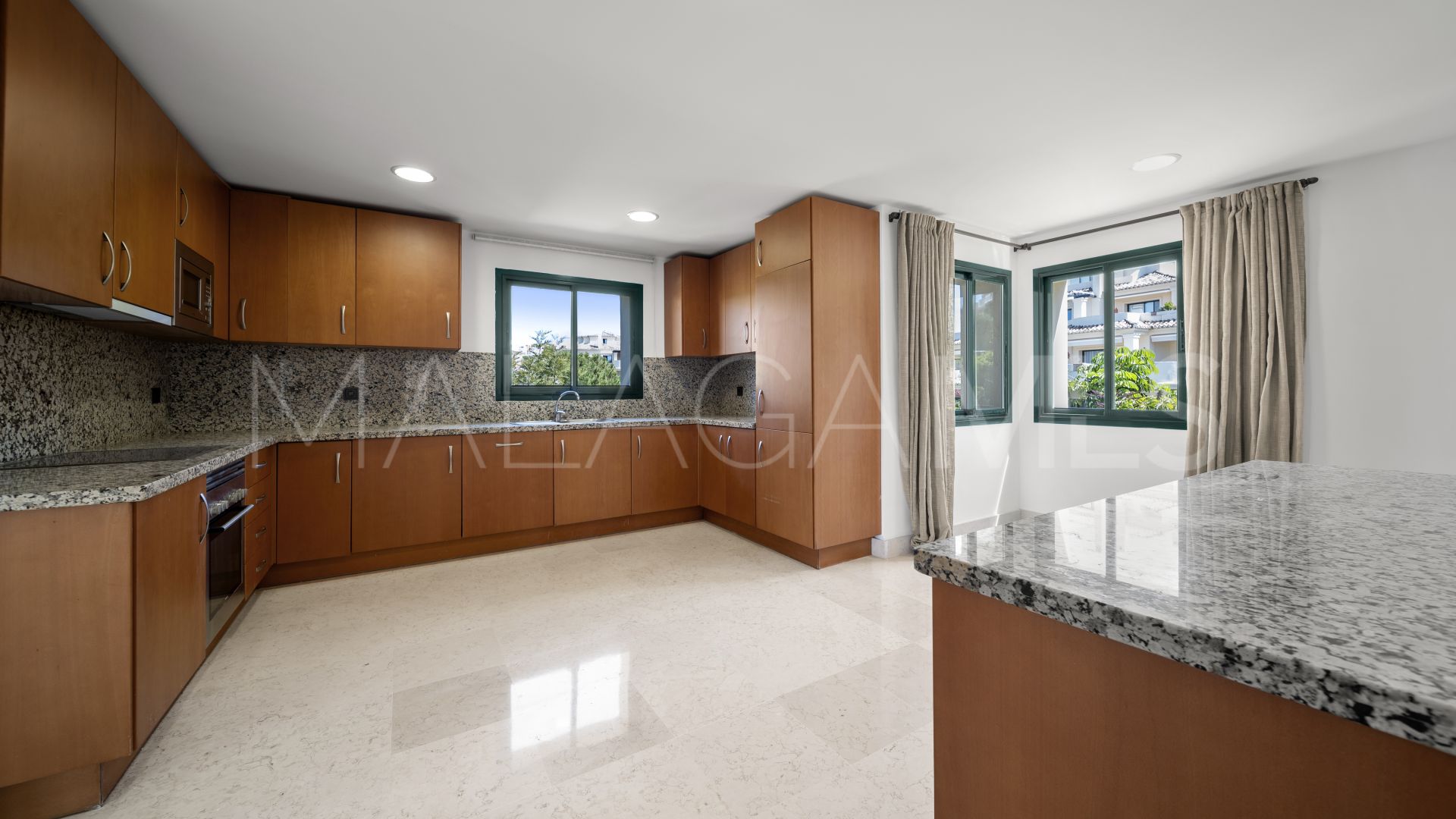 Duplex penthouse with 3 bedrooms for sale in Los Capanes del Golf