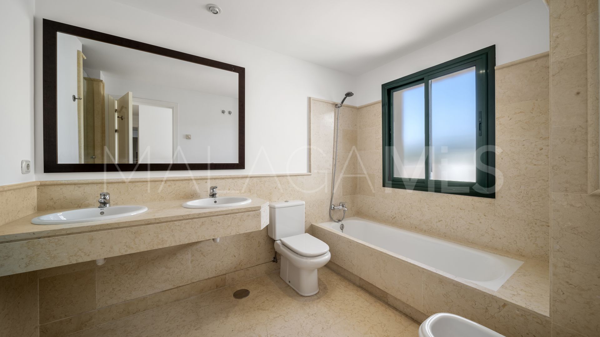 Duplex penthouse with 3 bedrooms for sale in Los Capanes del Golf